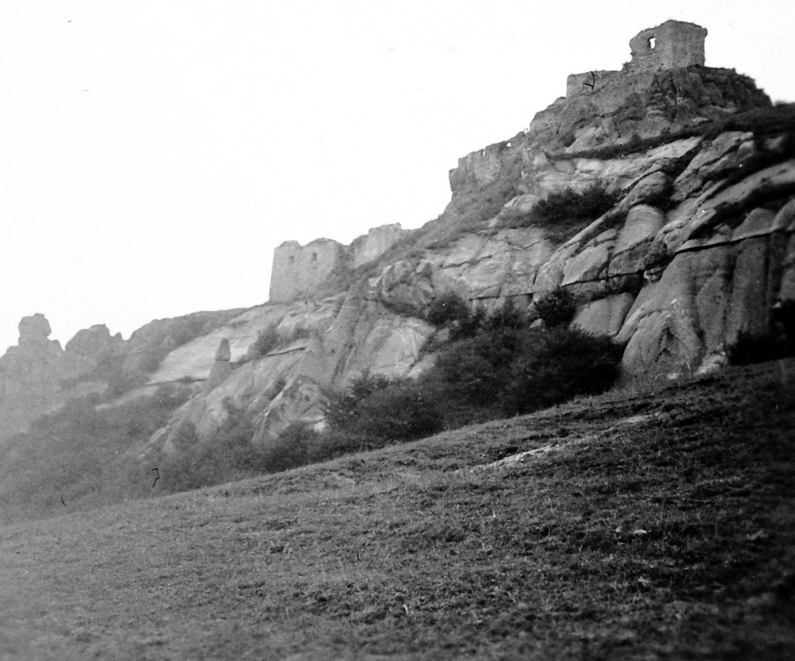 Hungary, Sirok, Vár., 1938, Gyöngyi, landscape, ruins, castle ruins, rock, Fortepan #6903