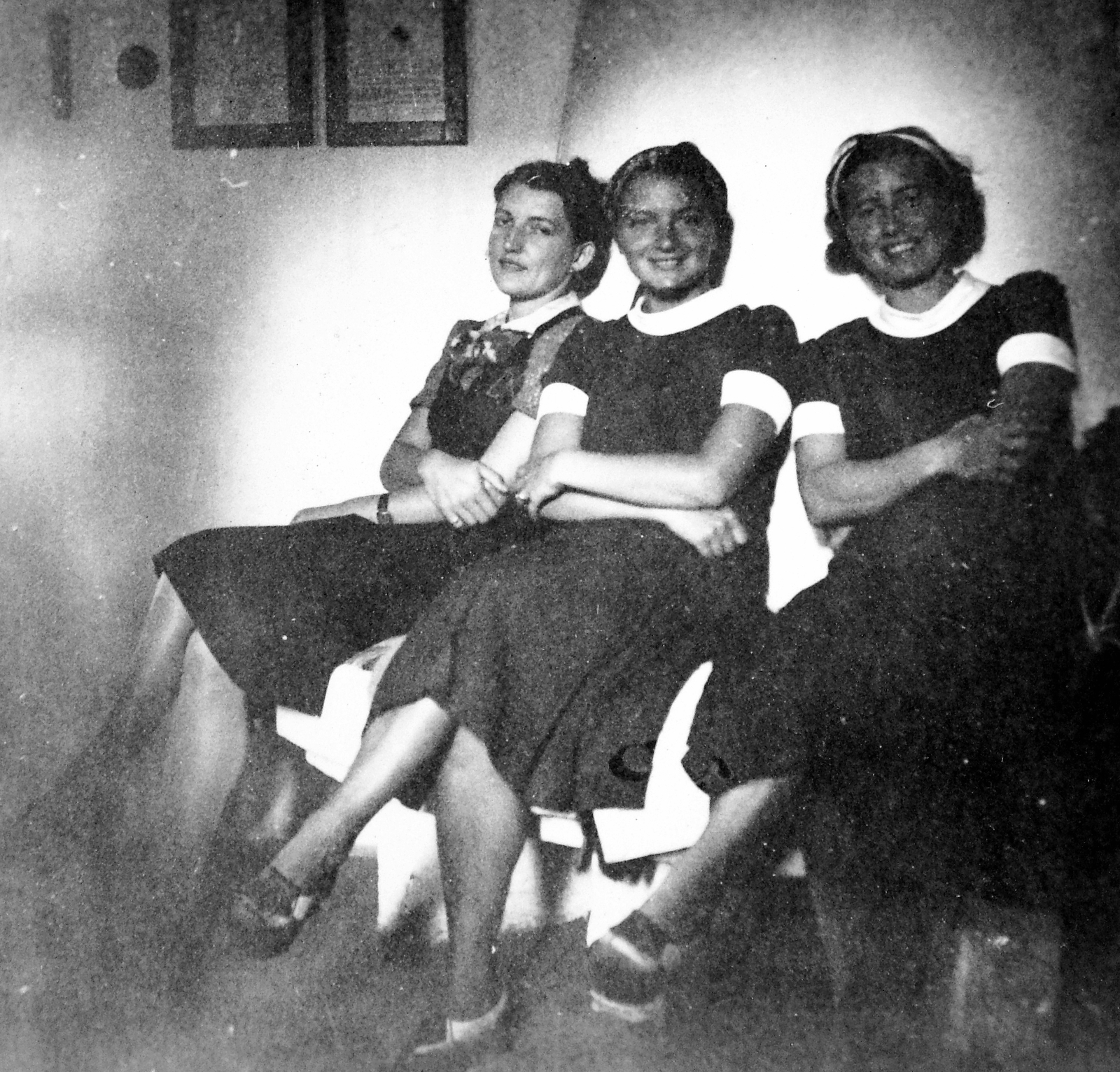 1938, Gyöngyi, tableau, leg over leg, girls, Fortepan #6904