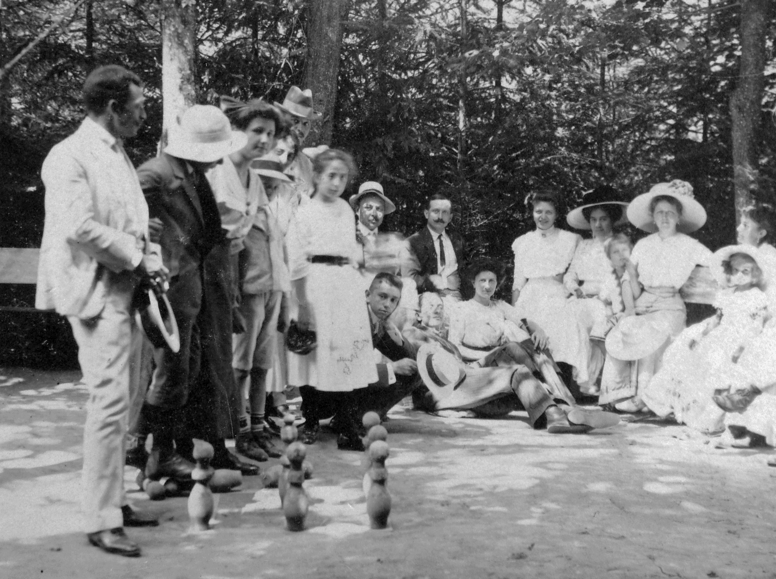 1924, Fortepan, fashion, free time, hat, garden, tableau, summer, kids, man, woman, nine-pin bowling, hat in hand, Fortepan #6945