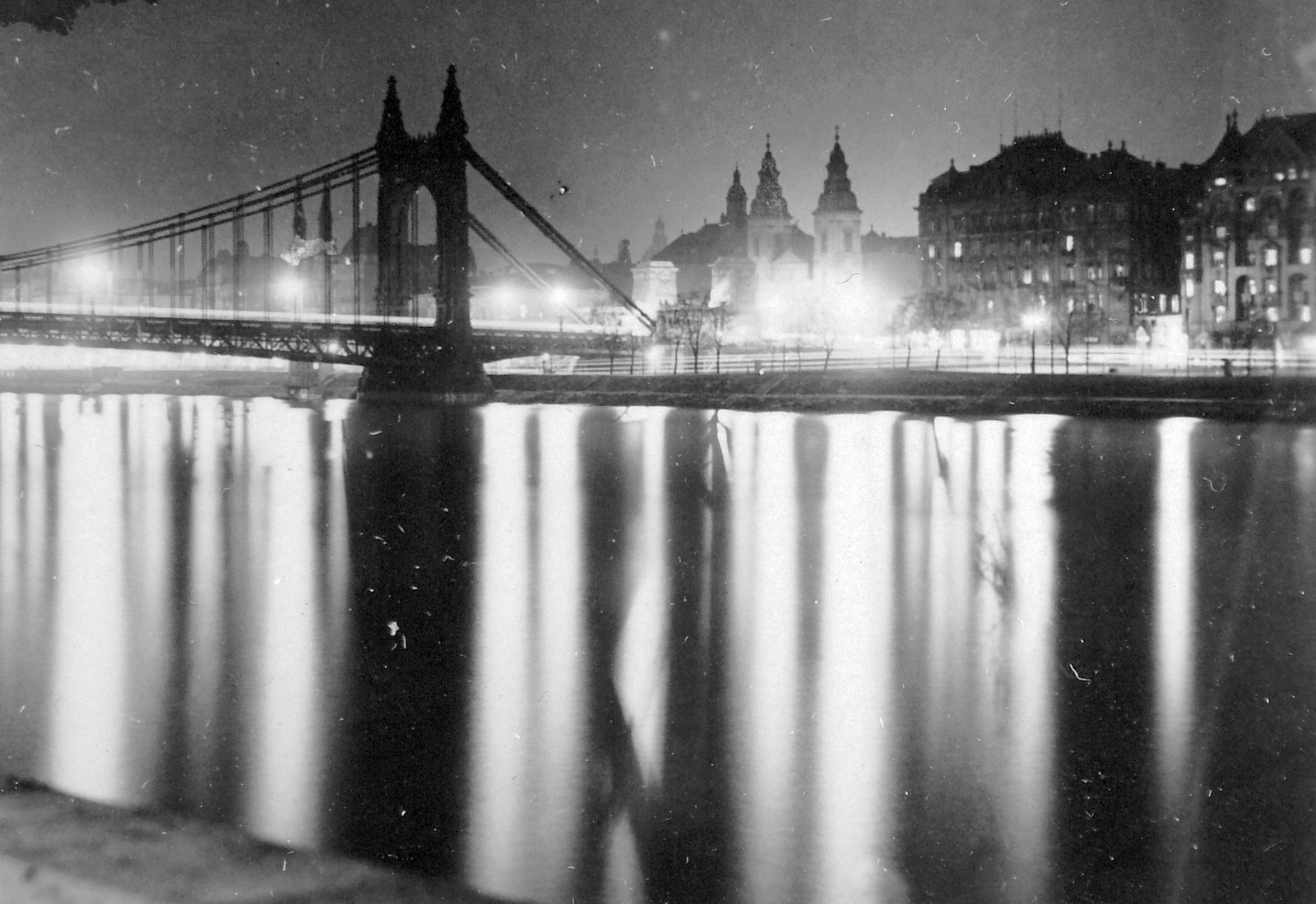 Hungary, Budapest, Erzsébet híd., 1937, Fortepan, bridge, night, Danube, eclectic architecture, suspension bridge, Duna-bridge, Antal Kherndl-design, Aurél Czekelius-design, floodlighting, Fortepan #6950