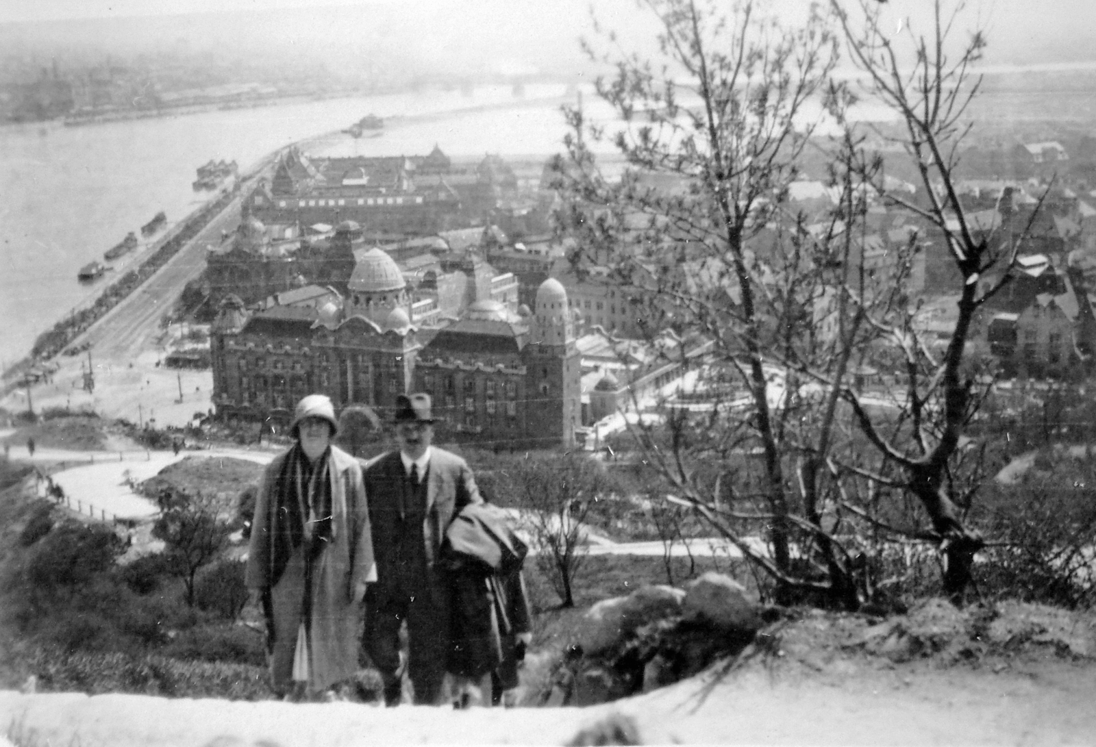 Hungary, Budapest XI., kilátás a Lágymányosi-tó és az Összekötő vasúti híd felé. Előtérben a Gellért Gyógyfürdő és a József Műegyetem (később Budapesti Műszaki és Gazdaságtudományi Egyetem) épületei., 1929, Fortepan, Budapest, Budapest University of Technology, Fortepan #6952