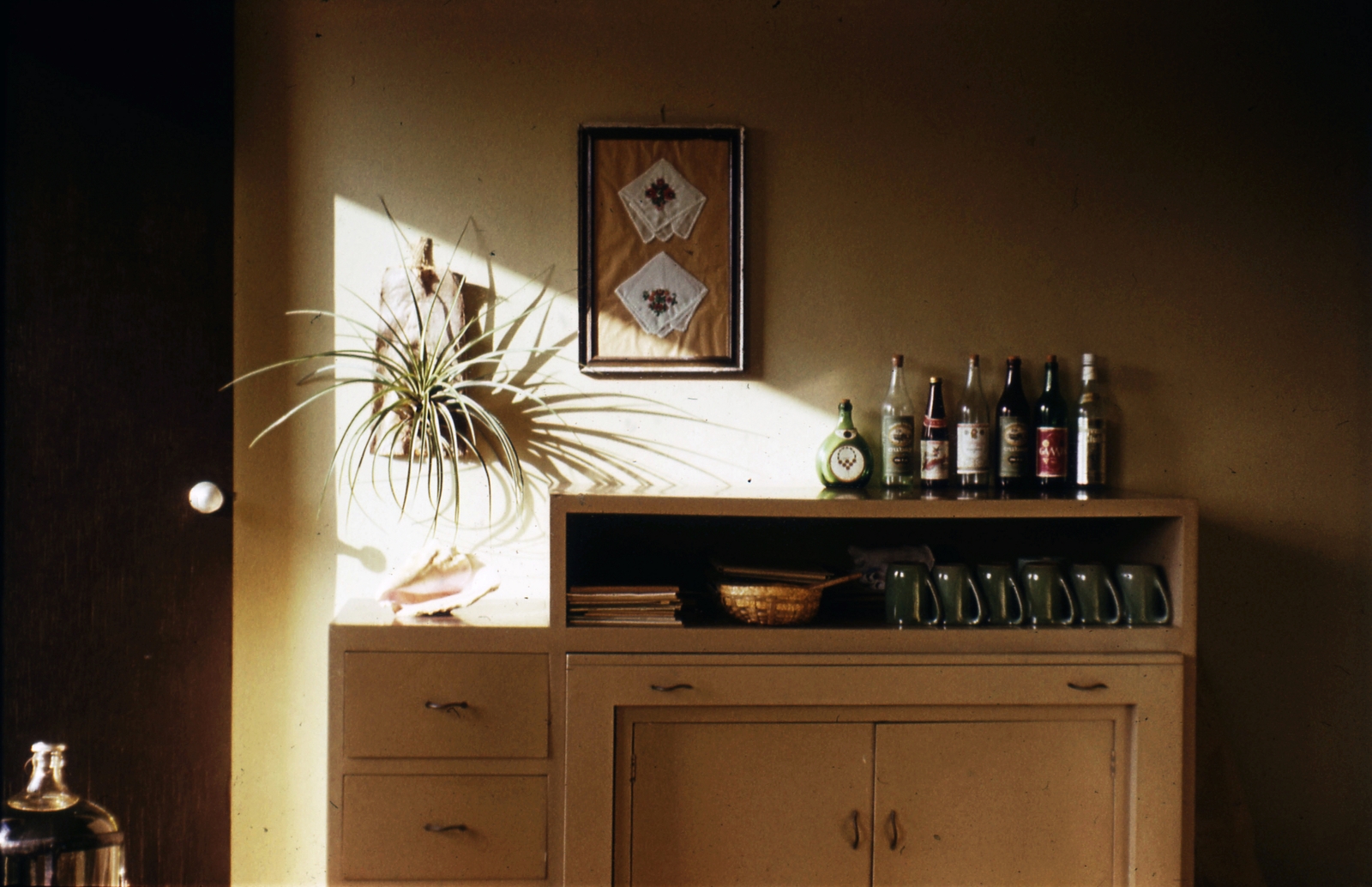 Cuba, Havana, szobabelső a Hotel Sierra Maestra-ban., 1974, Mészáros Zoltán, colorful, interior, liquor, knob, Fortepan #69755