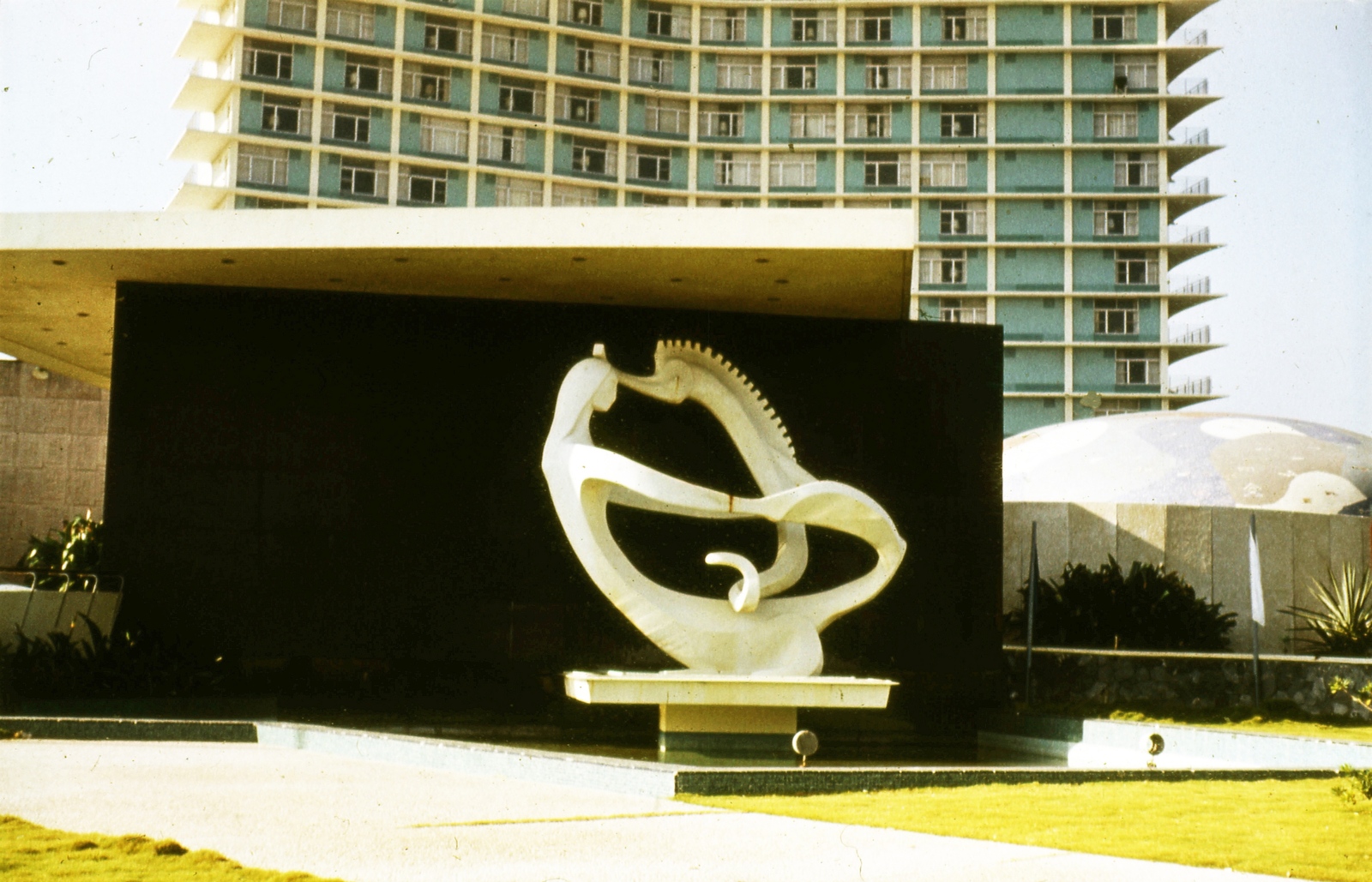 Cuba, Havana, Malecón, Florencio Gelabert alkotása a Hotel Riviéra előtt., 1974, Mészáros Zoltán, colorful, sculpture, Fortepan #69756
