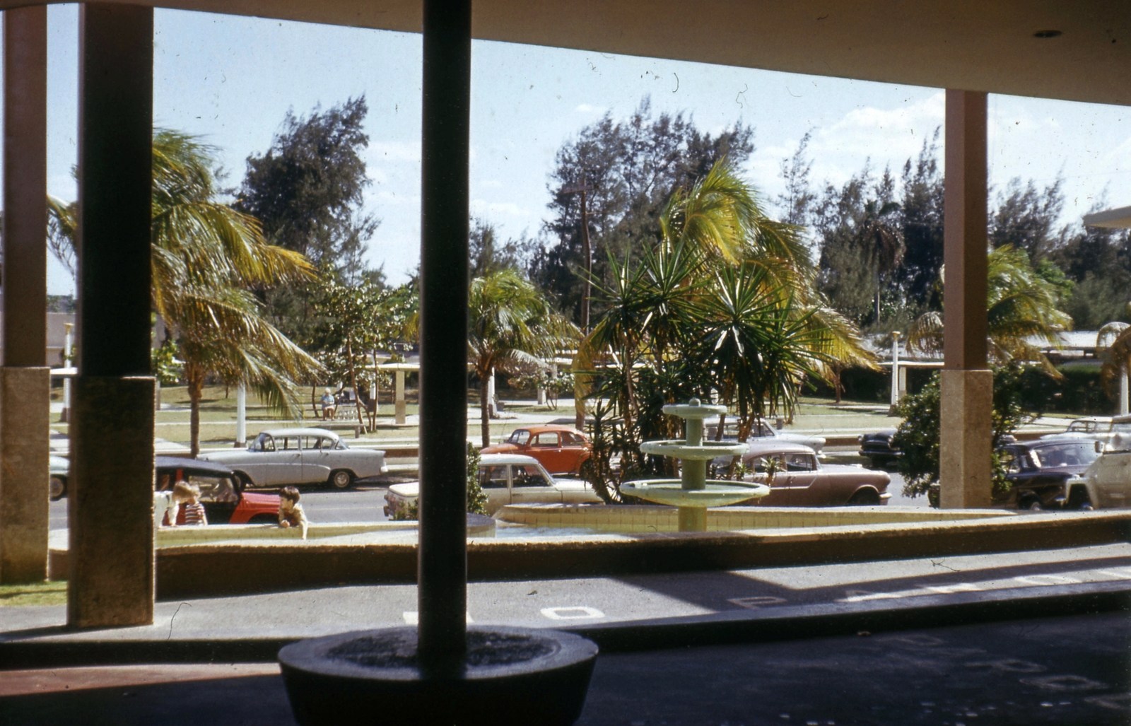 Cuba, Havana, Avenida 1ra, kilátás a Hotel Sierra Maestra főbejáratától., 1974, Mészáros Zoltán, colorful, fountain, street view, palm tree, Fortepan #69770