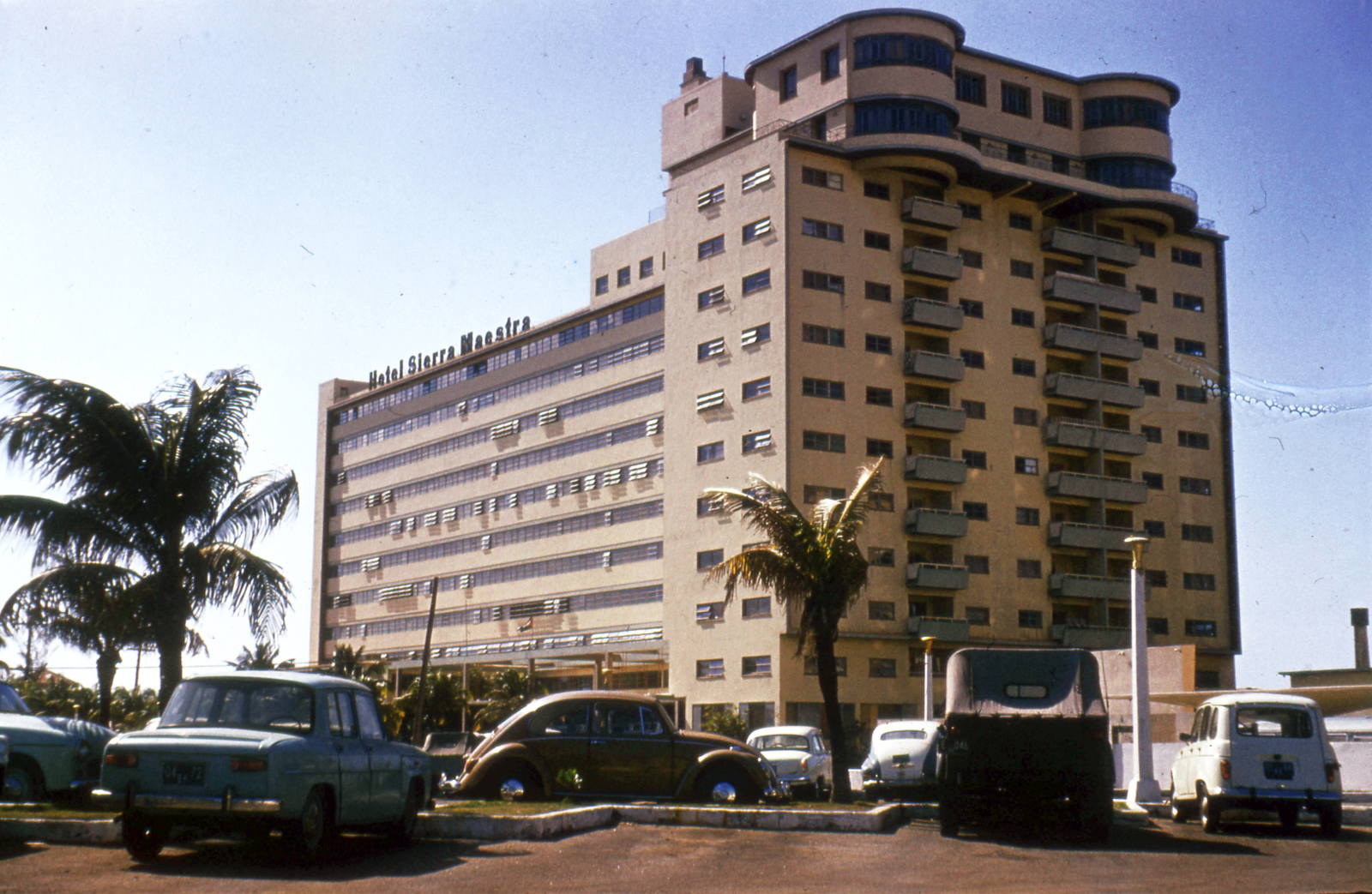 Cuba, Havana, Avenida 1ra, Hotel Sierra Maestra., 1974, Mészáros Zoltán, colorful, hotel, Volkswagen-brand, car park, palm tree, Volkswagen Beetle, Fortepan #69772