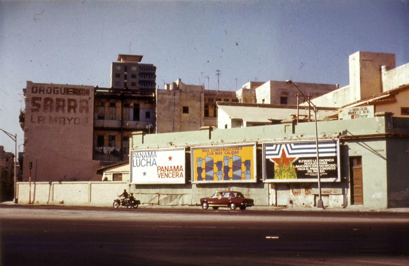 Cuba, Havana, 1974, Mészáros Zoltán, colorful, street view, lamp post, political ad, Fortepan #69774