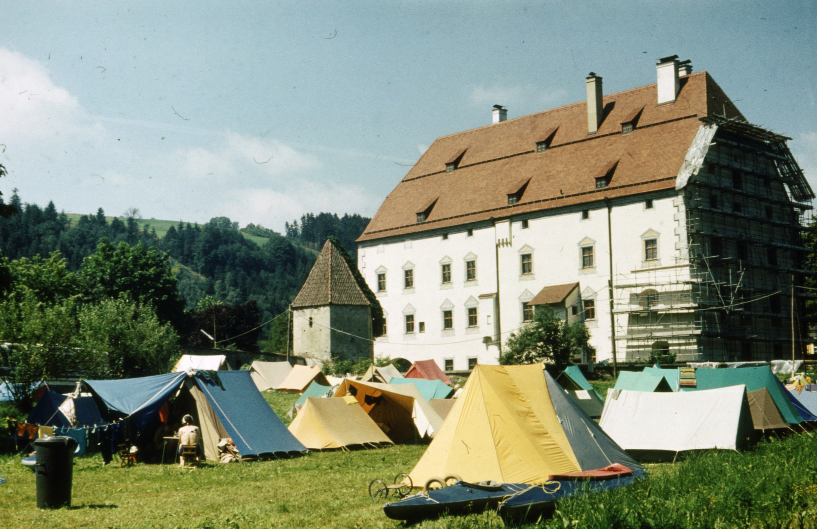 Germany, Obernzell, kemping a Duna mellett, háttérben az Obernzell kastély (később kerámia múzeum)., 1976, A R, colorful, camping, Fortepan #69781