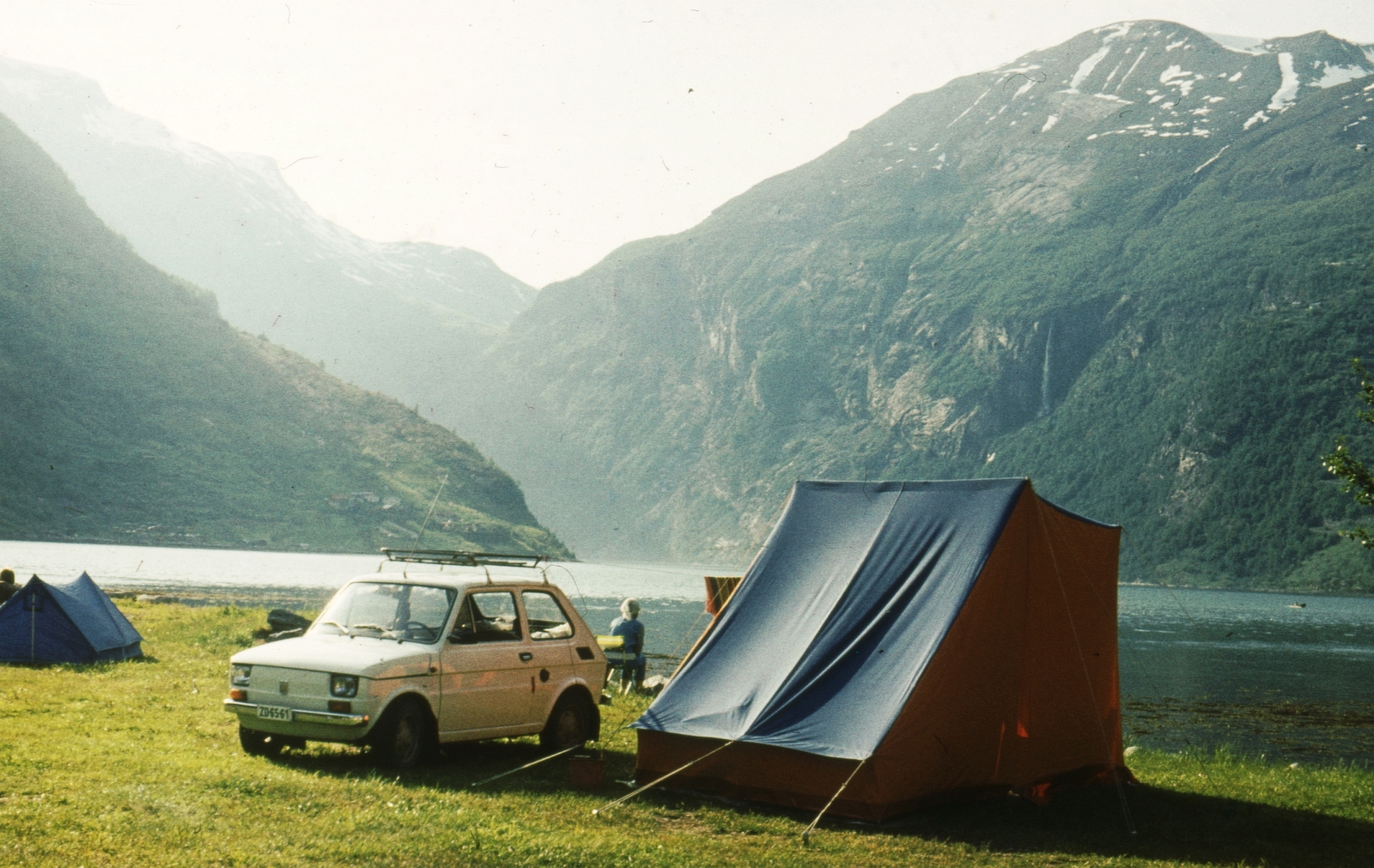 Norvégia, Geiranger, 1976, A R, színes, Polski Fiat-márka, sátor, kemping, lengyel gyártmány, automobil, rendszám, Polski Fiat 126p, tetőcsomagtartó, Fortepan #69788