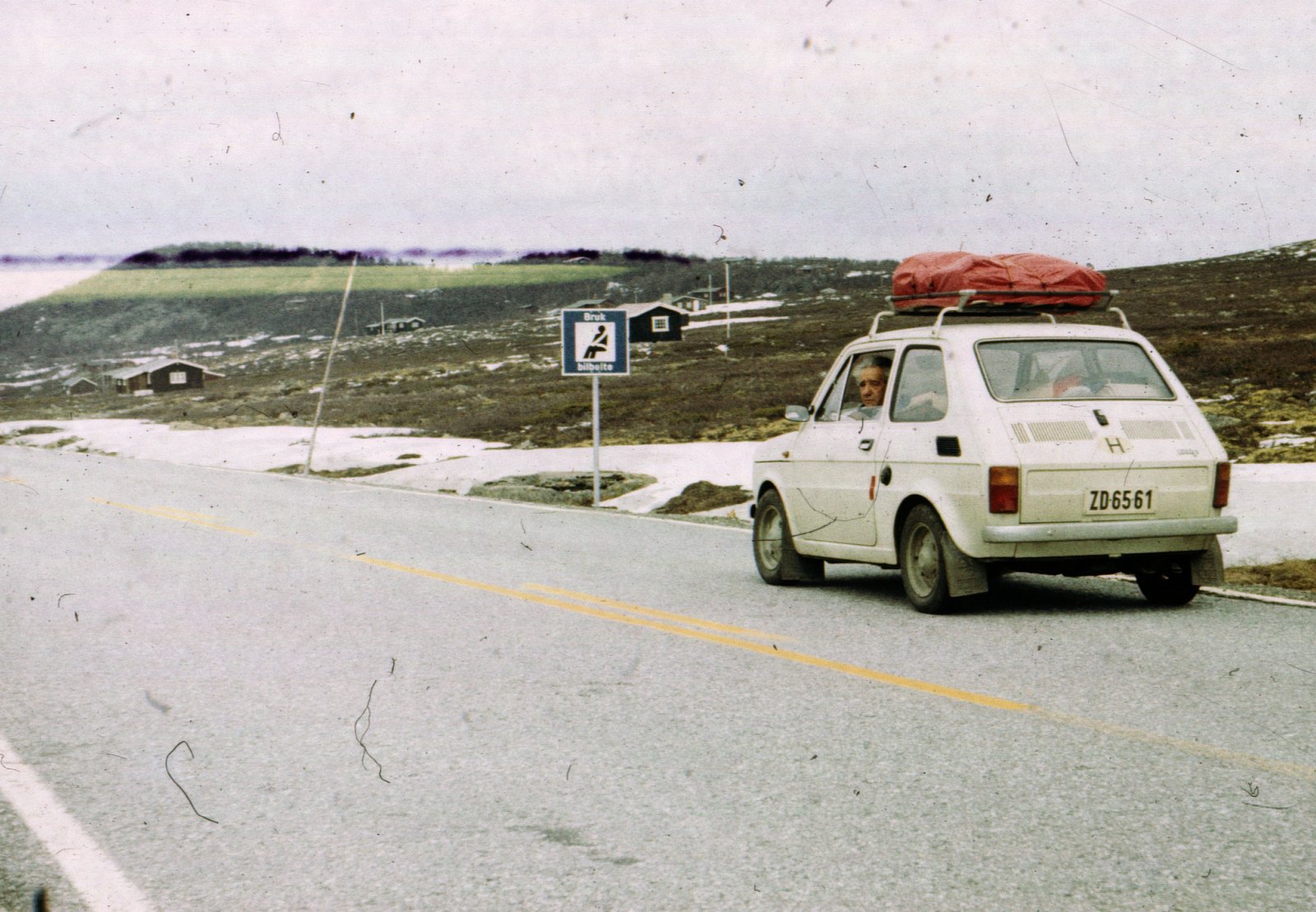 Norvégia, 1976, A R, Polski Fiat-márka, lengyel gyártmány, automobil, rendszám, Polski Fiat 126p, tetőcsomagtartó, országjelzés, Fortepan #69792