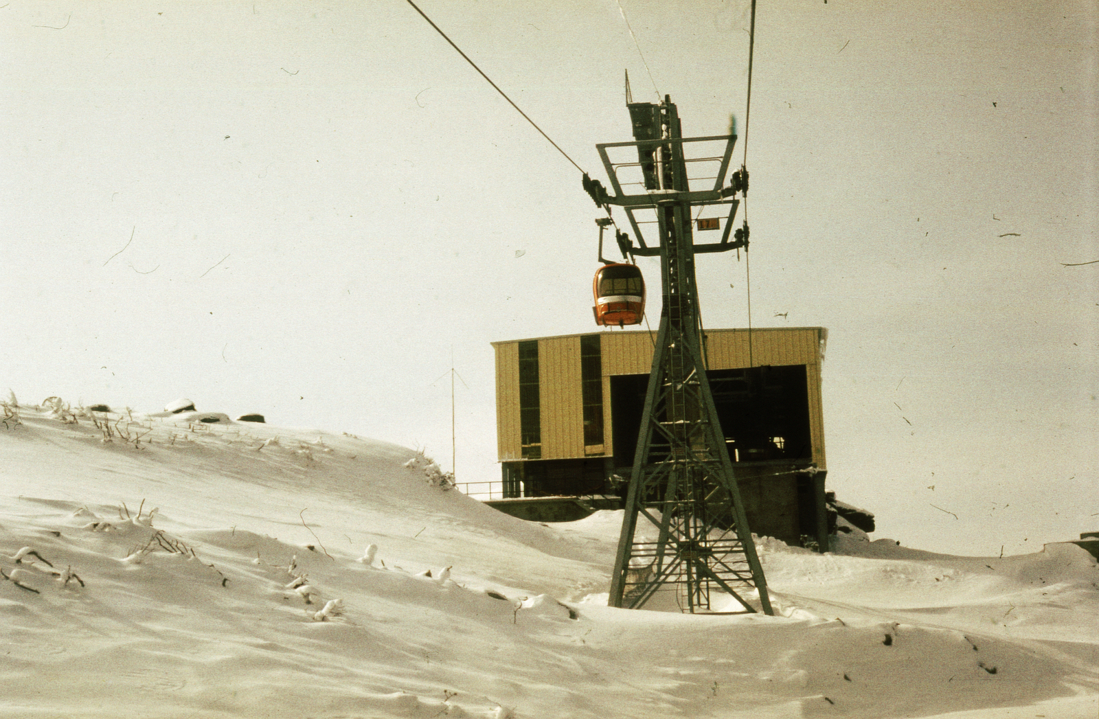 Bulgaria, a Borovets üdőlőhelyről induló Yastrebetz felvonó felső állomása a Rila-hegyen., 1977, A R, winter, snow, colorful, cableway, gondola lift, Fortepan #69801