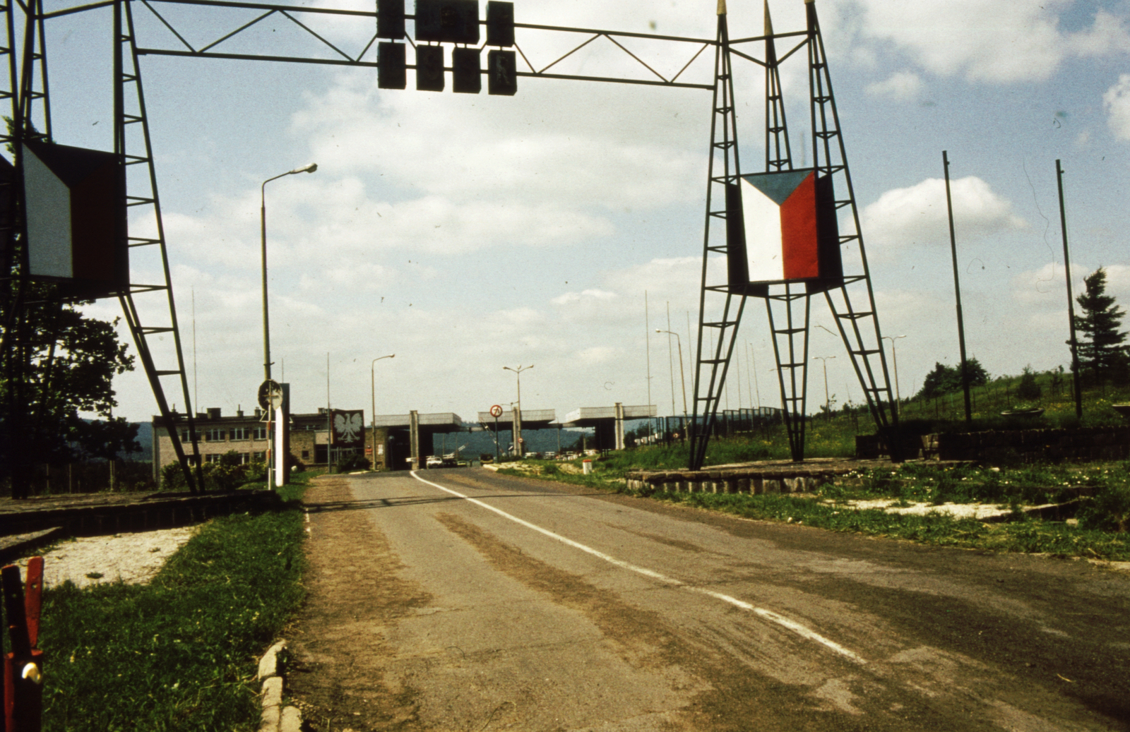 Slovakia, szlovák-lengyel határállomás Vyšný Komárnik és Barwinek között (Duklai-hágó)., 1977, A R, Czechoslovakia, colorful, flag, border crossing, national emblem, Fortepan #69802