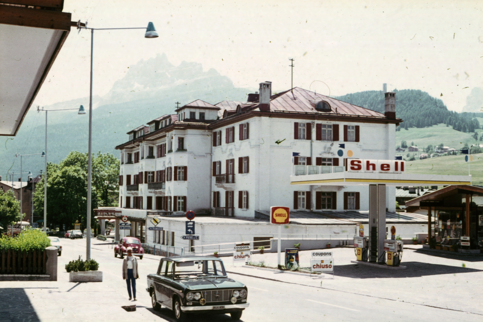 Italy, Cortina d'Ampezzo, Corso Italia, Hotel Bellevue., 1966, A R, colorful, road signs, Volkswagen-brand, gas station, automobile, Volkswagen Beetle, Shell-brand, Fortepan #69803