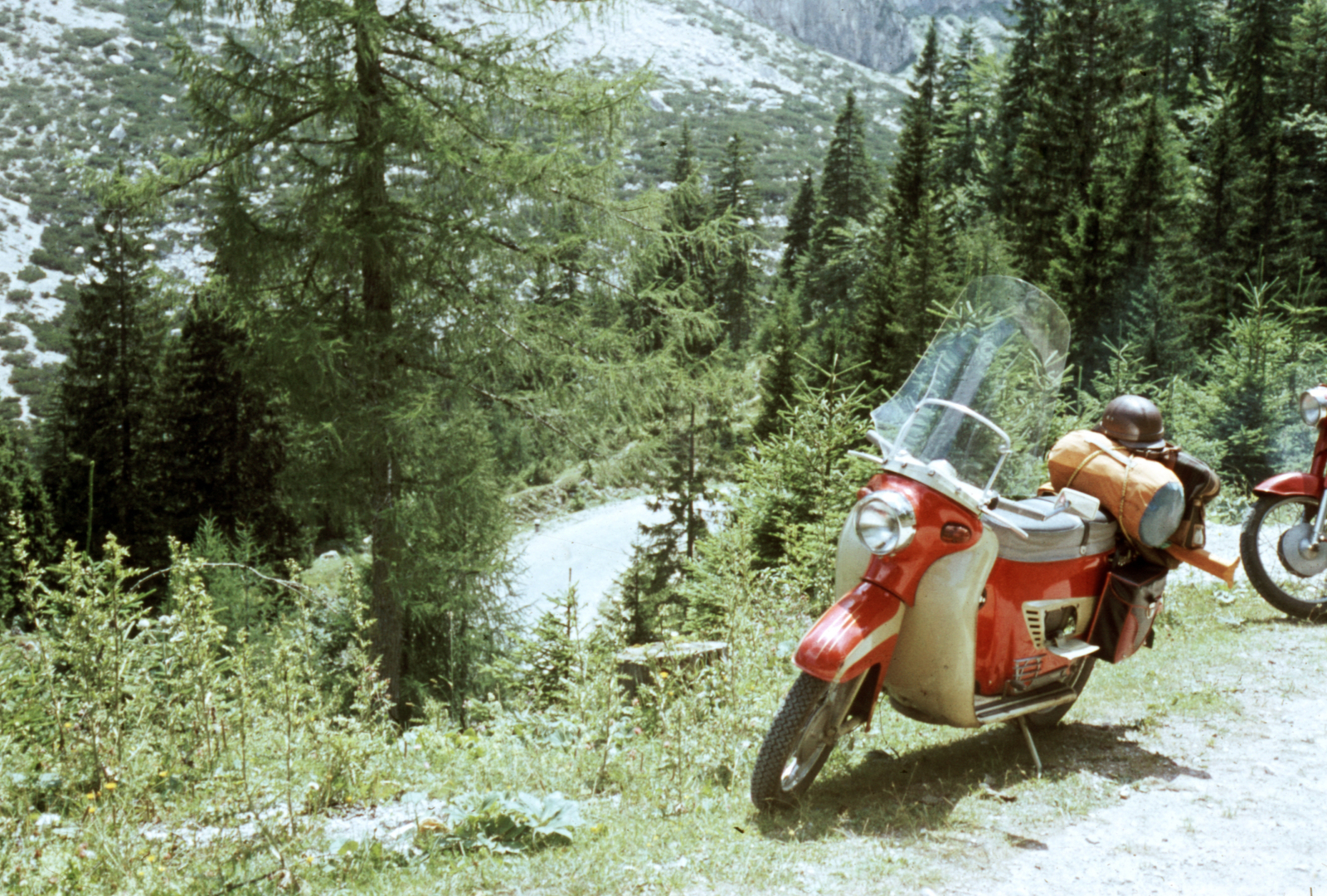 Slovenia, a Kranjska Gora-ba tartó szerpentin Trenta fölött., 1966, A R, Yugoslavia, colorful, motorcycle, Jawa-brand, Fortepan #69809