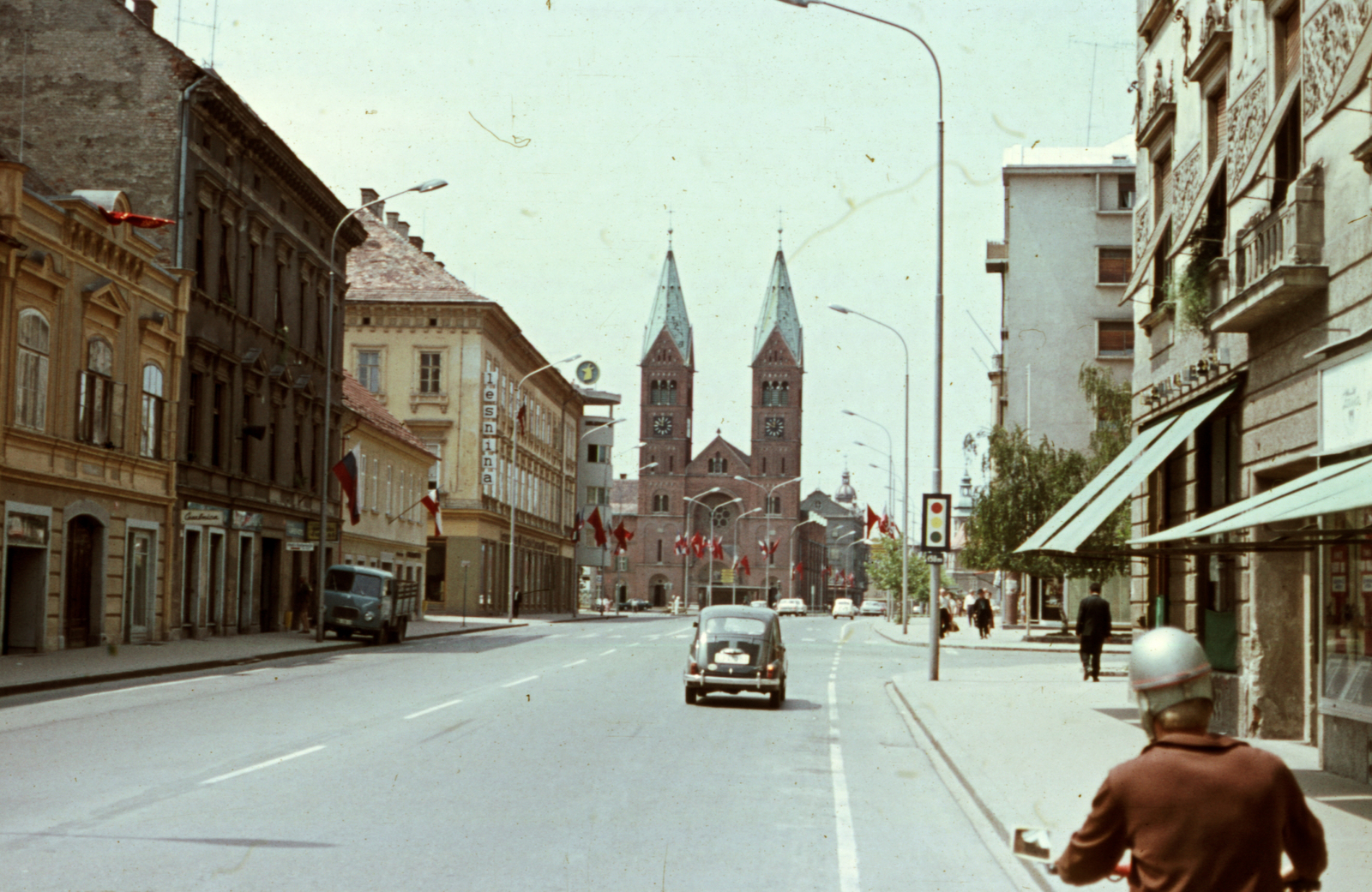 Slovenia, Maribor, Partizanska cesta, szemben a Ferences templom., 1966, A R, Yugoslavia, church, colorful, flag, automobile, crash helmet, Fortepan #69814