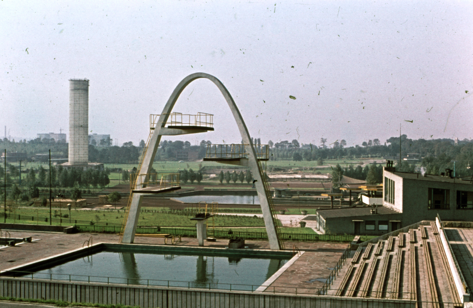 Poland, Chorzów, Park Śląski, a Fala uszoda., 1966, A R, swimming pool, arch, acrobatic diving, diving tower, Fortepan #69820
