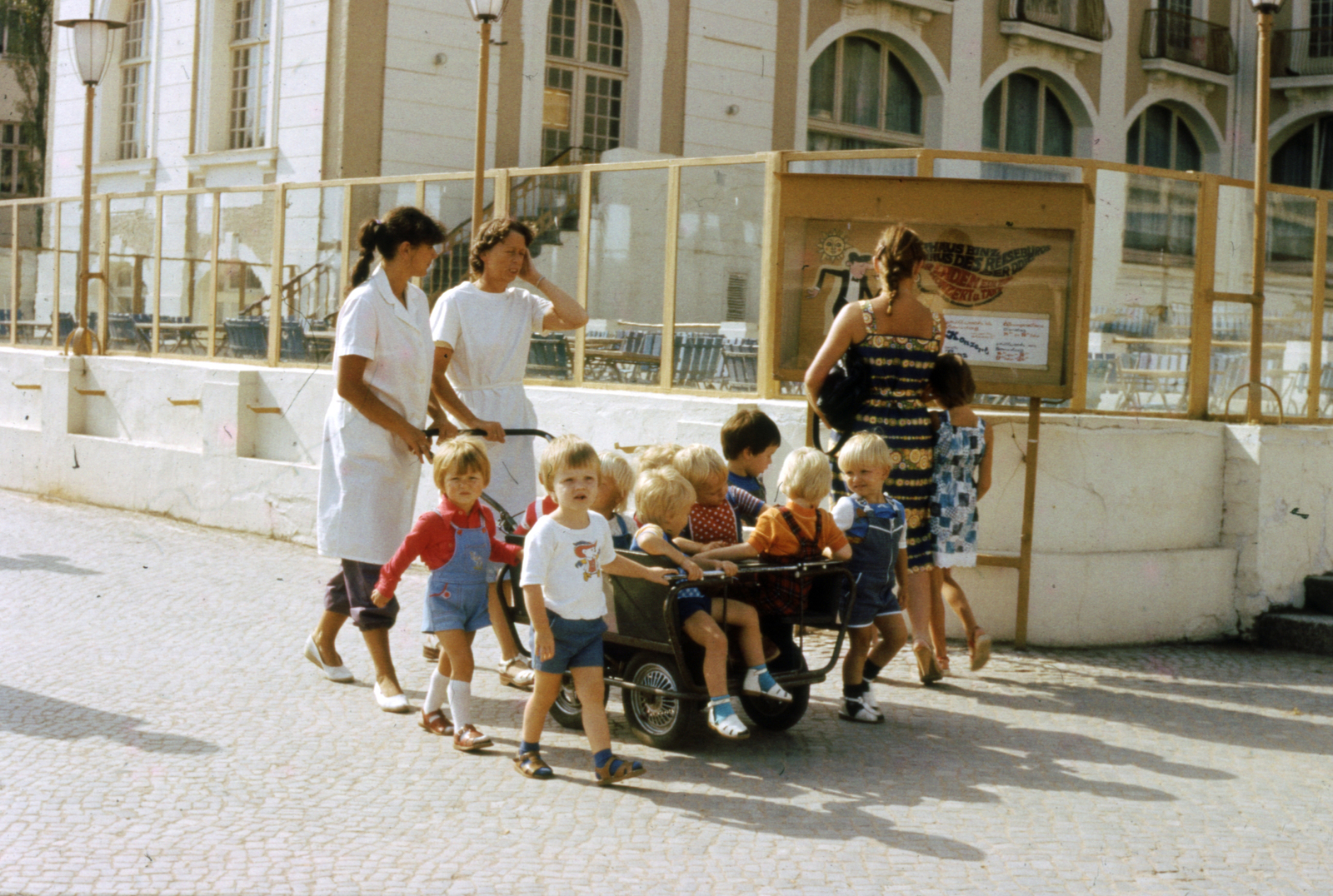 Germany, untitled, a felvétel a Karhaus előtt készült., 1976, A R, colorful, kids, GDR, Fortepan #69822