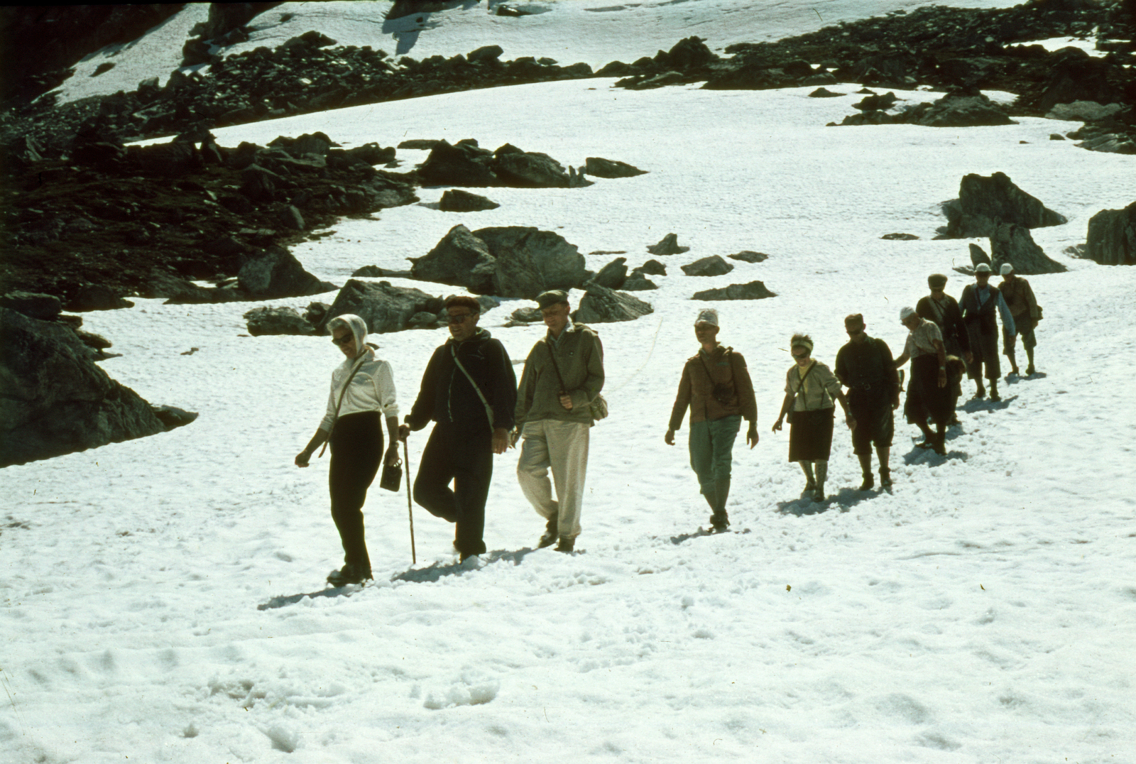 Switzerland, Glarus Alpok, leereszkedés a Leglerhütte menedékháztól a Kies-Mettmen kabinos kötélpálya állomása felé., 1966, A R, colorful, Fortepan #69824