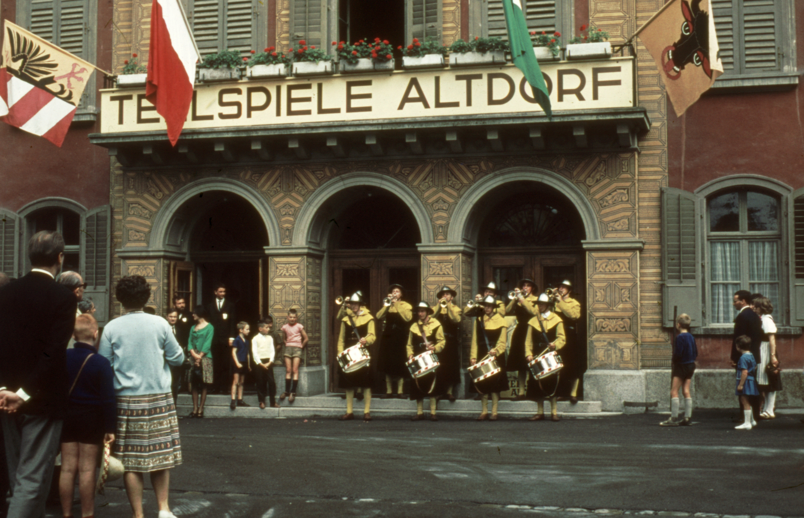 Switzerland, Altdorf, Schützengasse, a színház épülete (Tellspielhaus)., 1966, A R, colorful, theater, Fortepan #69828