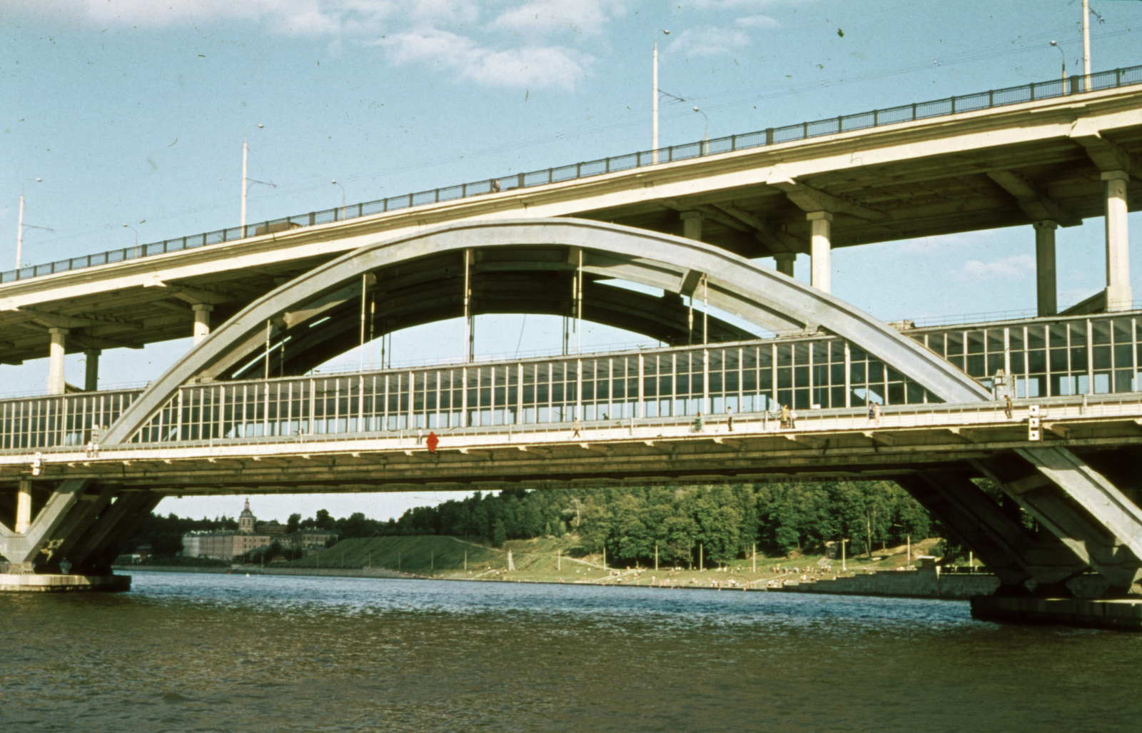 Russia, Moscow, a Luzsnyiki metróhíd a Moszkva folyón, háttérben a Szent András kolostor., 1967, A R, Soviet Union, colorful, bridge, subway station, concrete bridge, arch bridge, double-decker bridge, Konstantin Nikolayevich Yakovlev-design, Nikolay Ivanovich Demchinskiy-design, Fortepan #69831