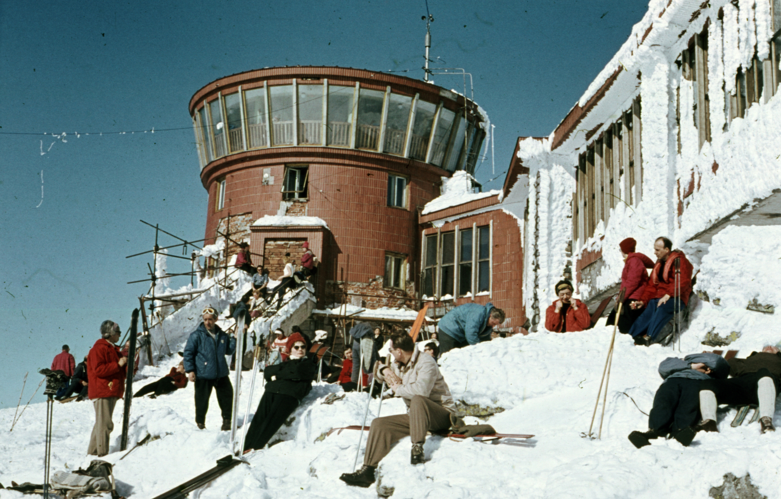 Slovakia,Nízke Tatry, Chopok, Rotunda panorámavendéglő a felvonó végállomásánál a hegycsúcson., 1968, A R, Czechoslovakia, snow, colorful, skiing, Tatra Mountains, Fortepan #69833