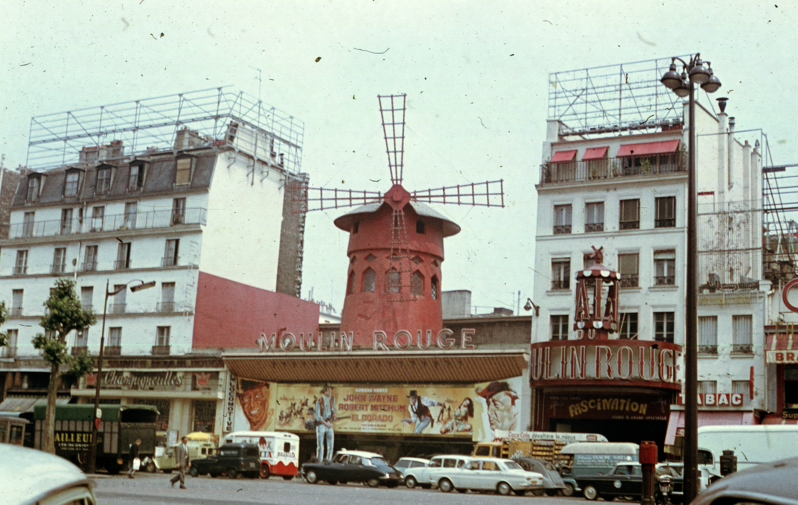 France, Paris, Boulevard de Clichy, Moulin Rouge mulató., 1968, A R, colorful, cabaret, Fortepan #69850