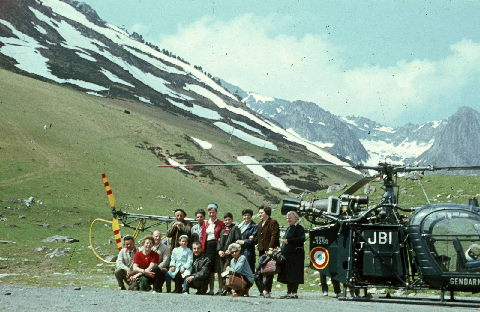 France, túra- és síközpont a Pireneusok-ban., 1968, A R, colorful, French brand, mountain, helicopter, Aérospatiale-brand, Fortepan #69851