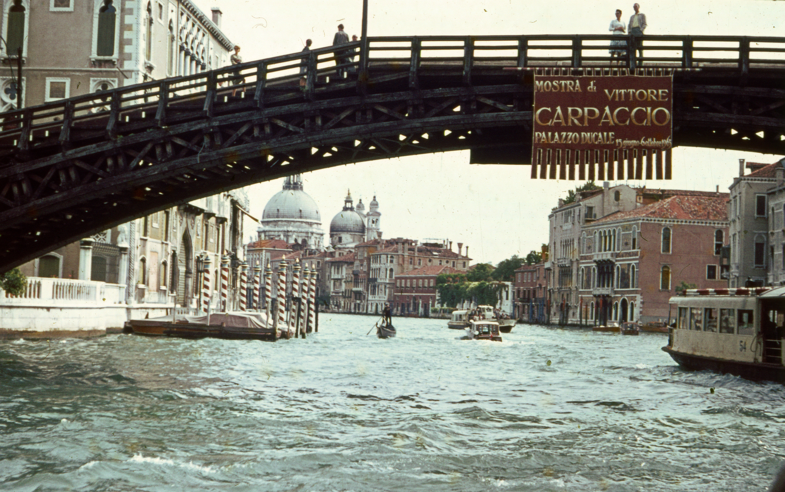 Italy, Venice, Canal Grande a Ponte dell'Accademia-nál, szemben a Santa Maria della Salute fogadalmi templom., 1963, A R, colorful, basilica, Baroque-style, Catholic Church, wooden bridge, dome, Eugenio Miozzi-design, Baldassare Longhena-design, Fortepan #69856