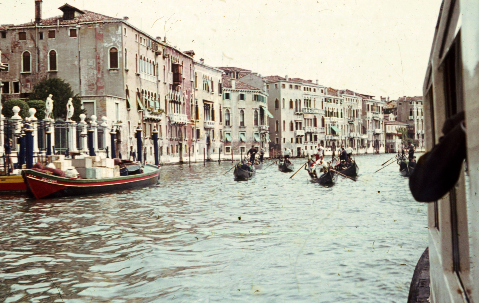 Olaszország, Velence, Canal Grande, középen a Rio della Maddalena torkolata., 1963, A R, színes, gondola, Fortepan #69857