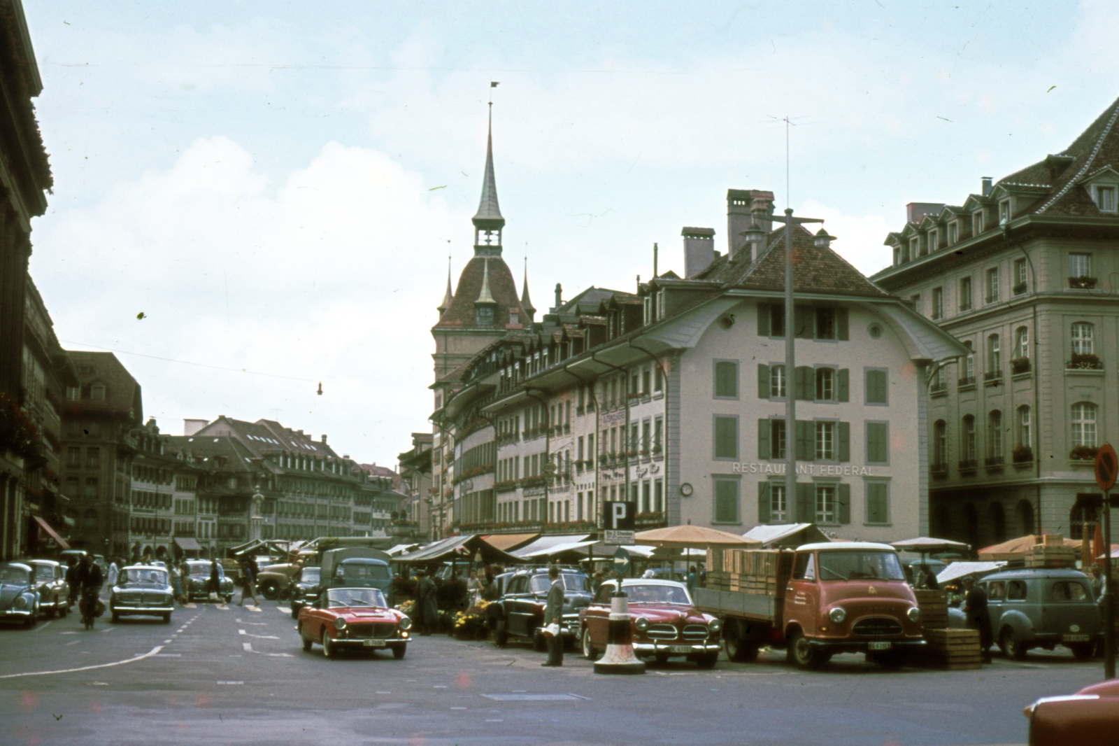 Switzerland, Bern, Bärenplatz., 1966, A R, colorful, market, commercial vehicle, automobile, Fortepan #69858