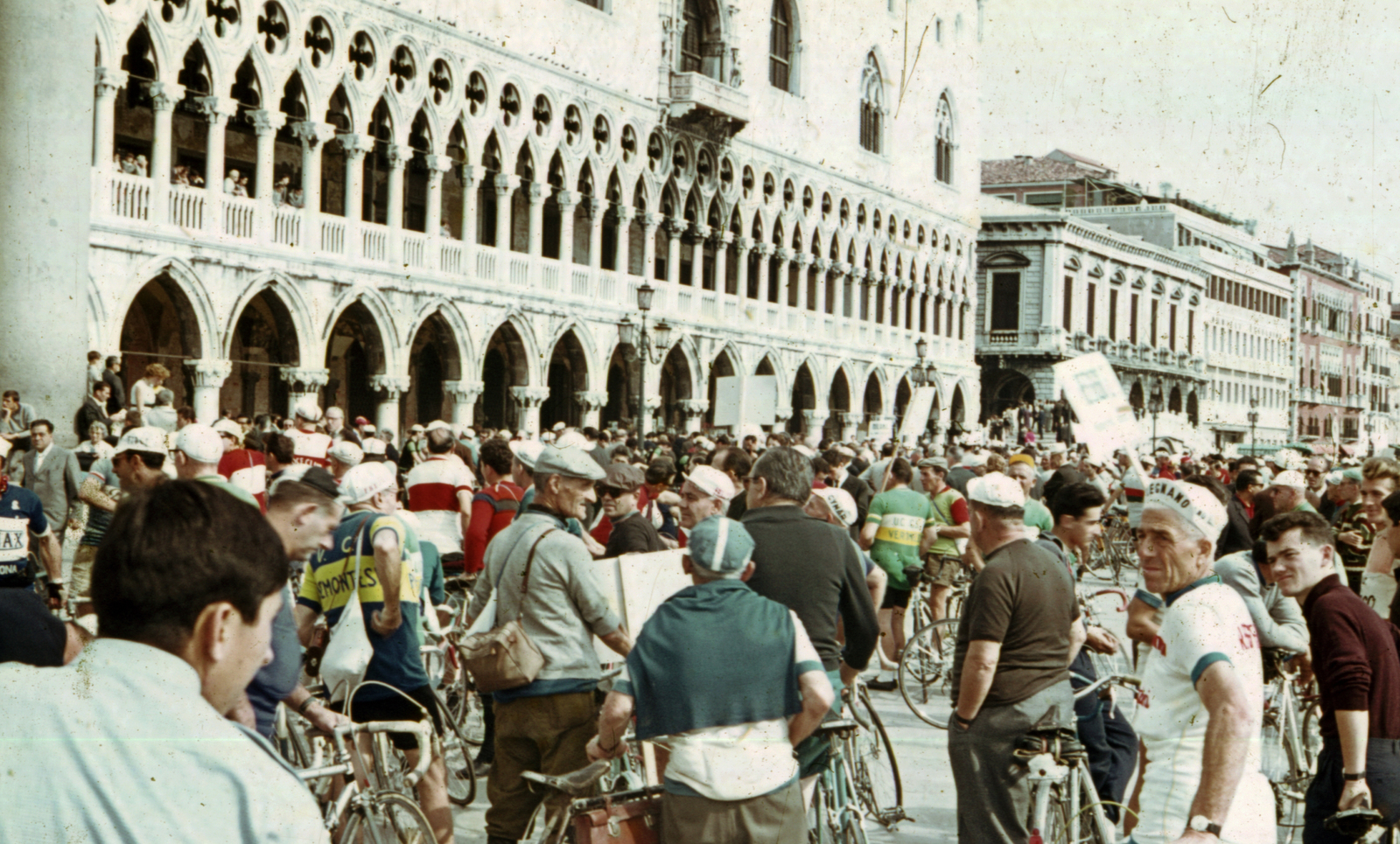 Italy, Venice, Riva degli Schiavoni a Dózse-palota előtt., 1963, A R, bicycle, colorful, racing bicycle, Fortepan #69861