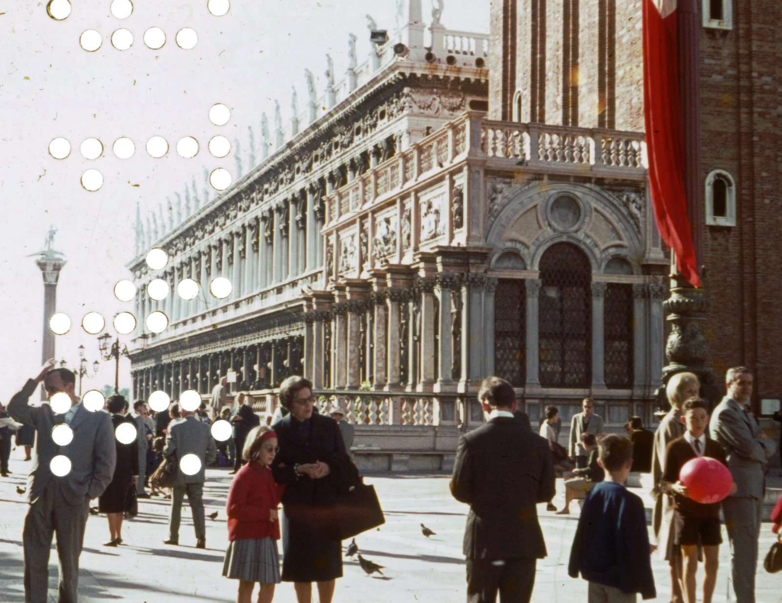 Italy, Venice, Szent Márk tér, jobbra a a Szent Márk-székesegyház harangtornyánál a Loggia Sansovino., 1963, A R, colorful, Fortepan #69862