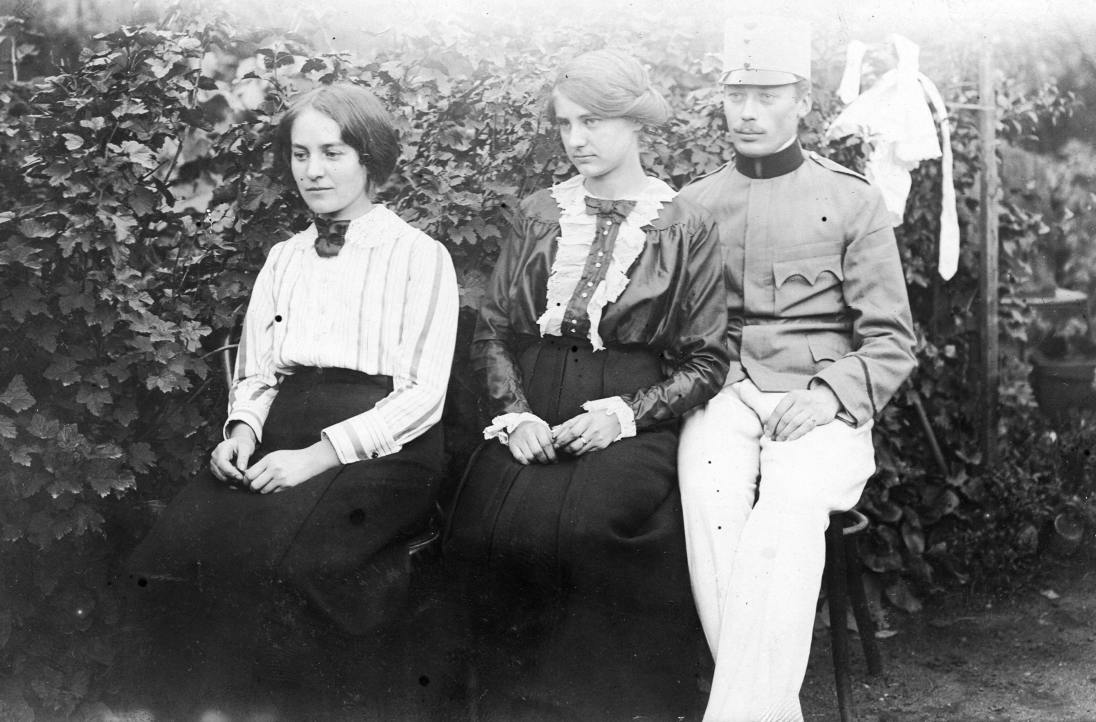 1908, Anton Klipp, soldier, girls, sitting with hands on knees, Fortepan #69873
