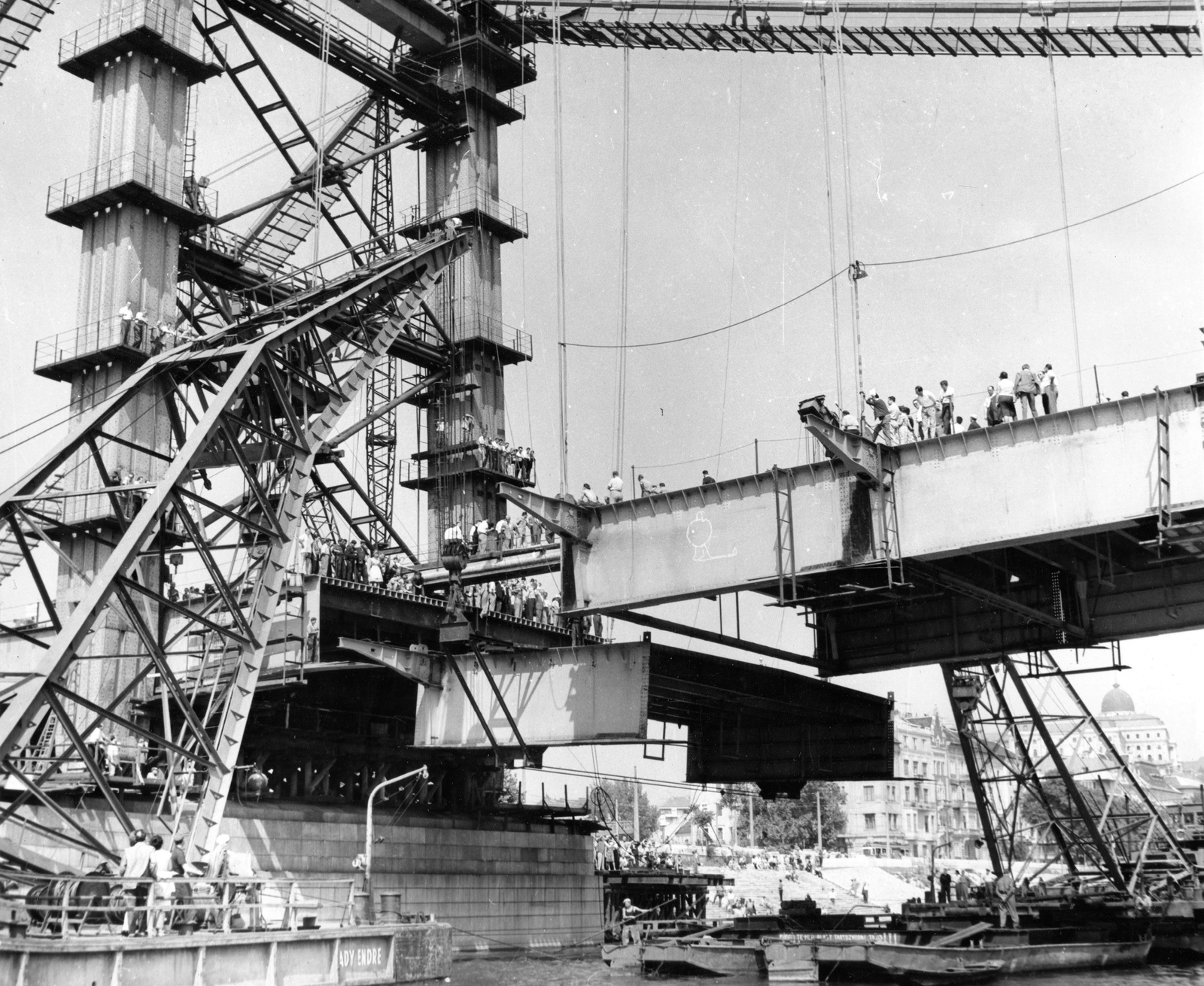 Hungary, Budapest I., az Erzsébet híd építése, Ady Endre úszódaru az utolsó pályaegység beemelésekor a budai hídfőnél., 1964, Fortepan, bridge building, Budapest, suspension bridge, Pál Sávoly-design, Fortepan #69888