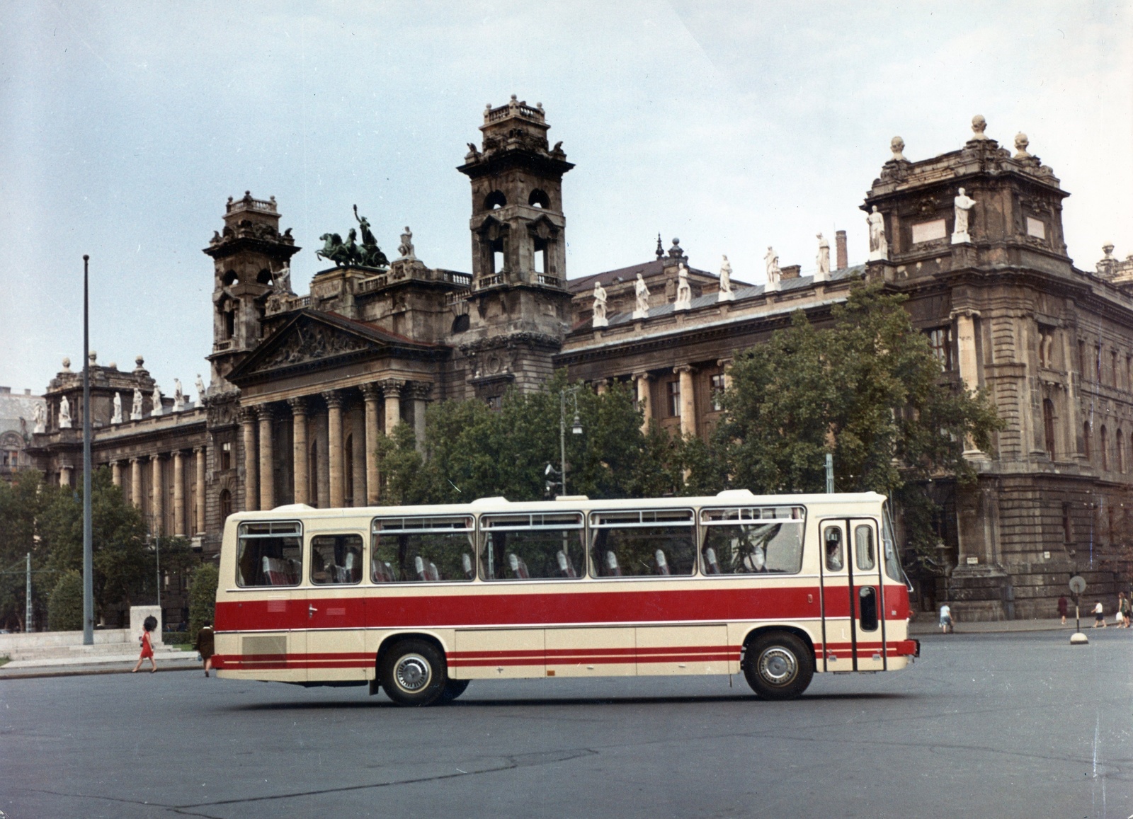 Hungary, Budapest V., Kossuth Lajos tér, háttérben az Igazságügyi Palota (ekkor Magyar Nemzeti Galéria és az MSZMP Párttörténeti Intézete). Ikarus (Saurer) 659 autóbusz., 1970, Fortepan, colorful, bus, Ikarus-brand, Alajos Hauszmann-design, eclectic architecture, Budapest, Ikarus 659, Fortepan #69893