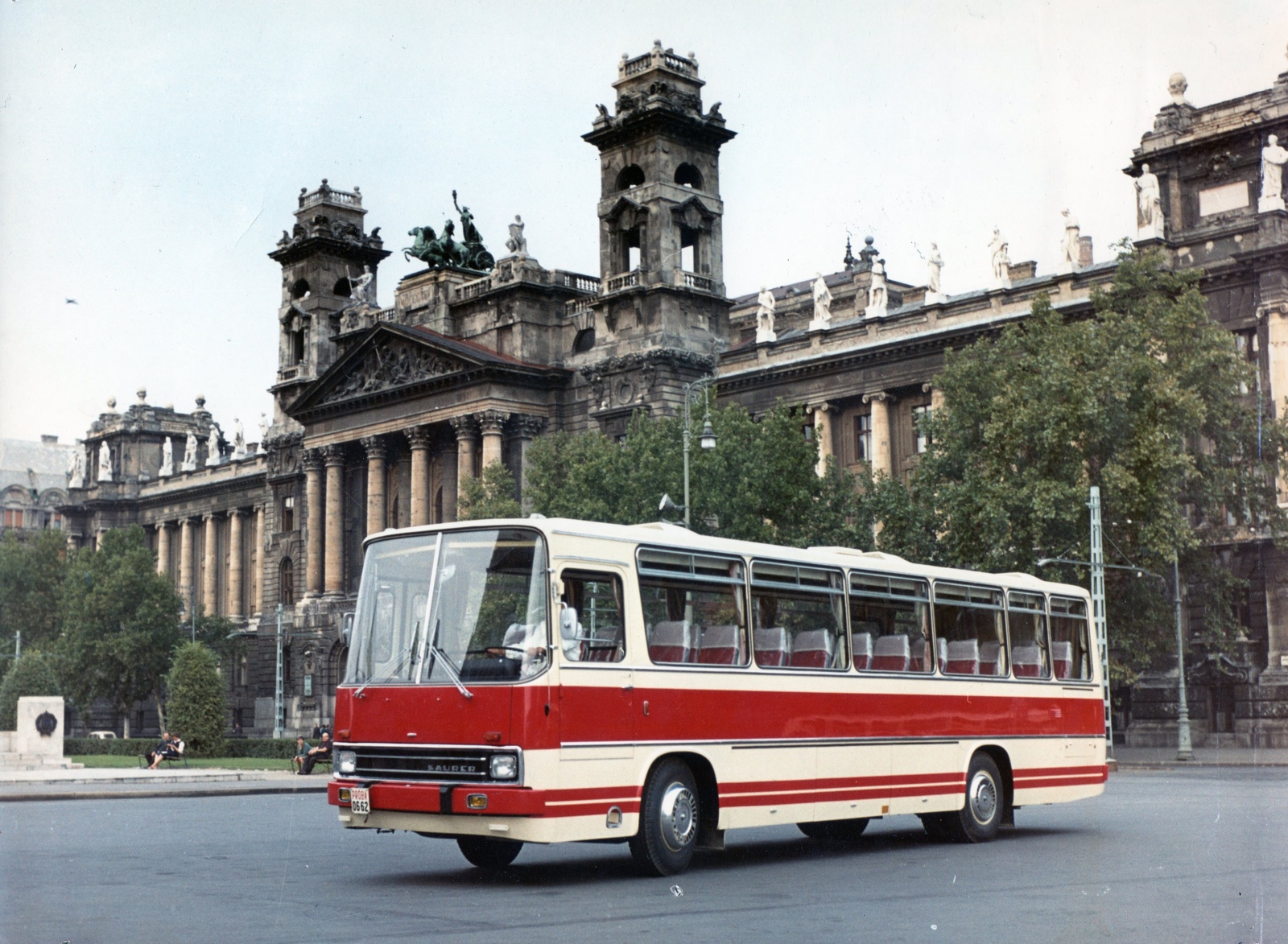 Hungary, Budapest V., Kossuth Lajos tér, háttérben az Igazságügyi Palota (ekkor Magyar Nemzeti Galéria és az MSZMP Párttörténeti Intézete). Ikarus (Saurer) 659 autóbusz., 1970, Fortepan, colorful, bus, Ikarus-brand, Alajos Hauszmann-design, eclectic architecture, Budapest, Ikarus 659, Fortepan #69894