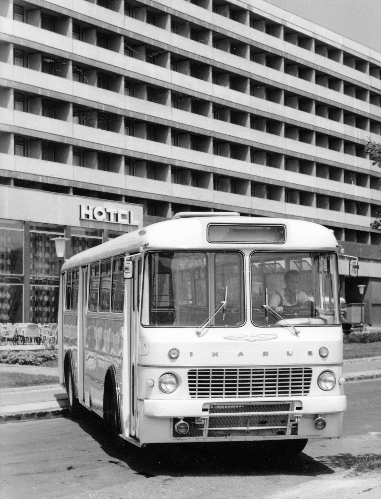 Hungary, Budapest XI., Tas vezér utca, Ikarus 556 autóbusz a Sport (később Flamenco) szálló előtt., 1966, Fortepan, bus, Ikarus-brand, Budapest, Fortepan #69902