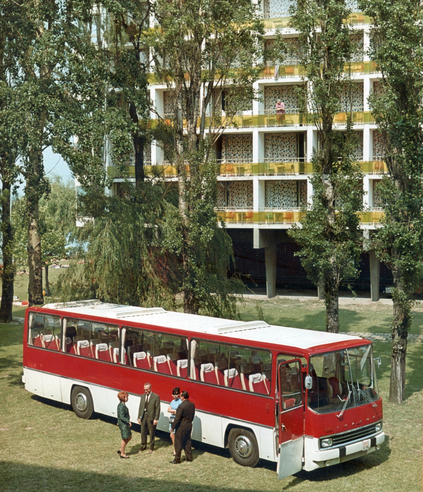 Hungary,Lake Balaton, Siófok, az Ikarus 250 típusú autóbusz prototípusa a Hotel Hungária előtt. Balról a második Finta László, a busz formatervezője., 1970, Fortepan, colorful, bus, Hungarian brand, hotel, Ikarus-brand, Fortepan #69908