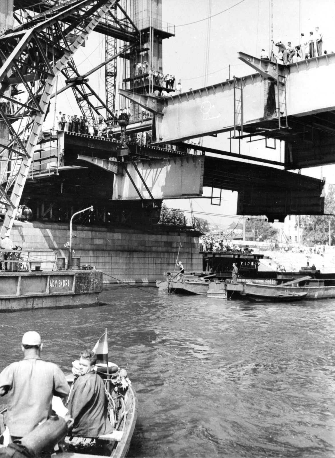 Magyarország, Budapest I., az Erzsébet híd építése, Ady Endre úszódaru az utolsó pályaegység beemelésekor a budai hídfőnél., 1964, Fortepan, hídépítés, Duna, Budapest, függőhíd, Sávoly Pál-terv, Fortepan #69910