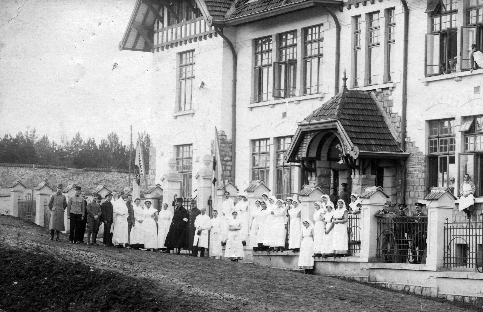 Bulgaria, Sofia, ulica Oboriste 44., iskolaépület, ekkor hadikórház., 1915, Jurányi Attila, uniform, flag, medical institution, nurse, crest, headdress, Fortepan #69935