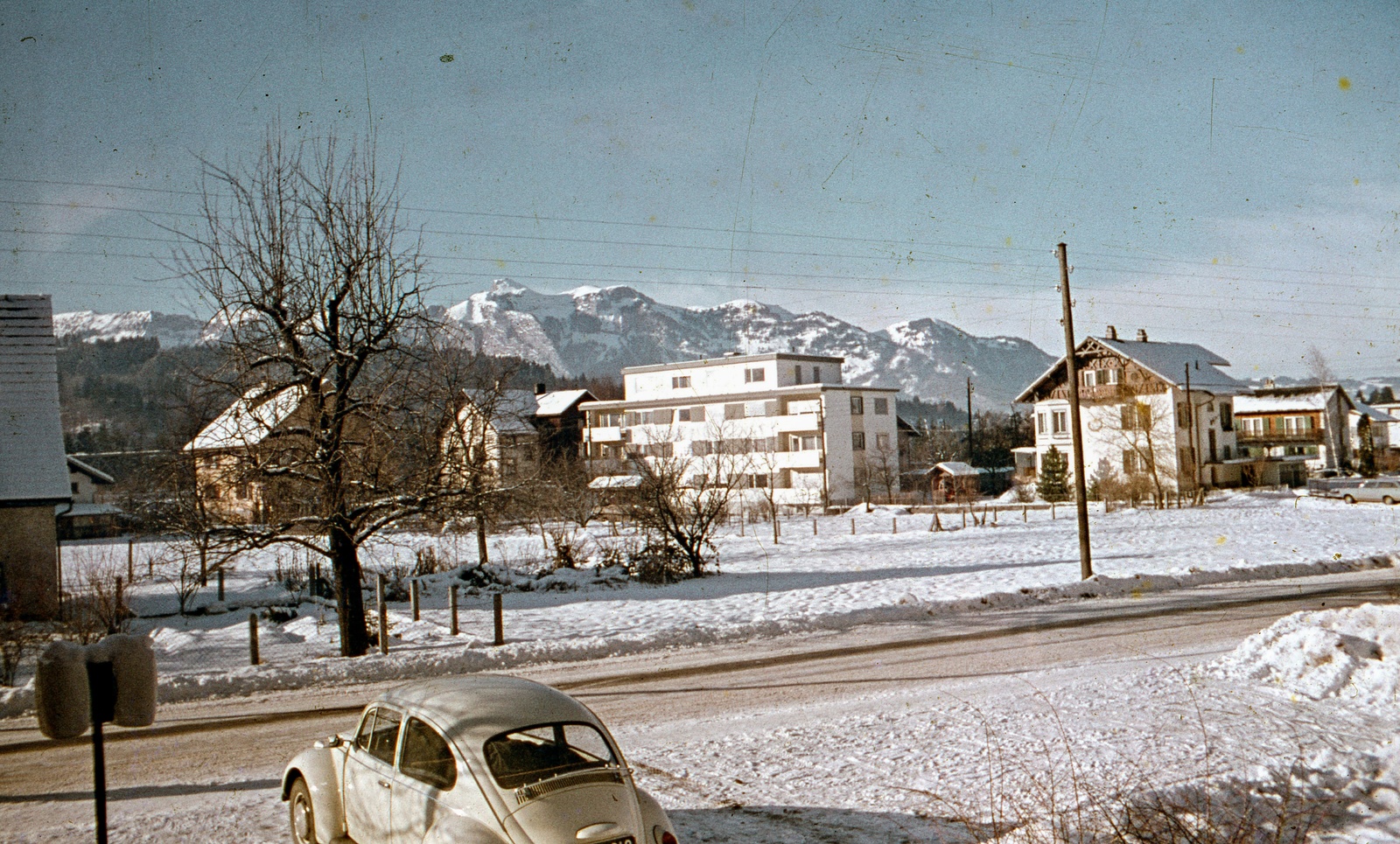 Austria, Feldkirch, Flurgasse, háttérben a Hoher Kasten., 1967, Zsanda Zsolt, Vajszada Károly, colorful, mountain, Volkswagen Beetle, Fortepan #70035