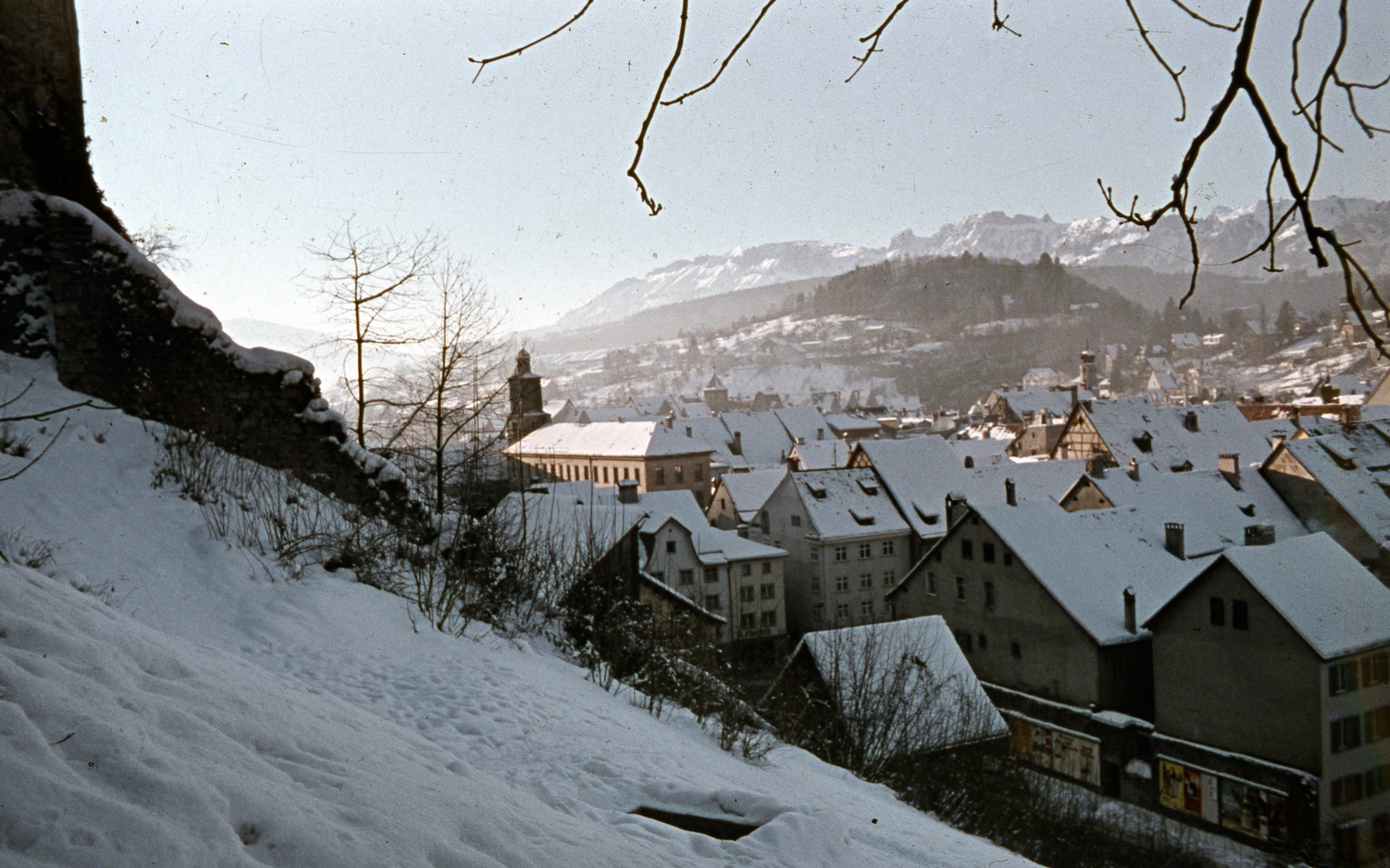 Ausztria, Feldkirch, a város látképe a várba (Schattenburg) vezető lépcsőről nézve. Előtérben a Marokkanerstrasse., 1967, Zsanda Zsolt, Vajszada Károly, színes, hegy, Fortepan #70039