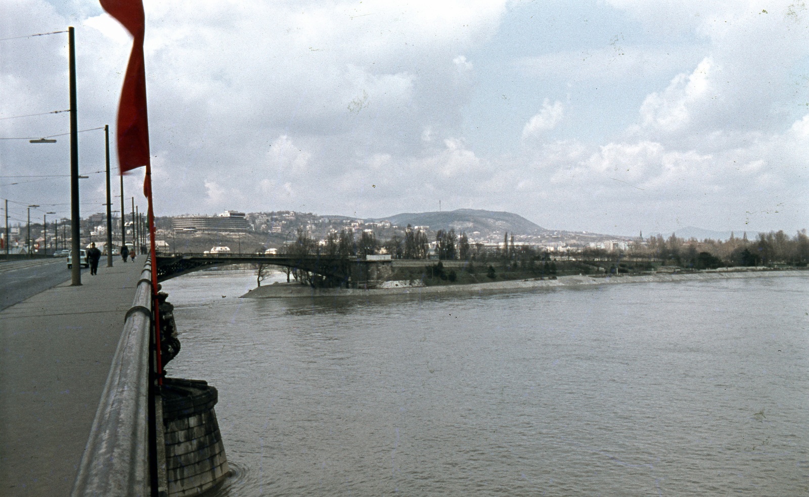 Magyarország, Budapest, Margit híd a pesti hídfő felől a szigeti bejáró felé nézve., 1971, Zsanda Zsolt, Vajszada Károly, színes, híd, zászló, Fortepan #70051