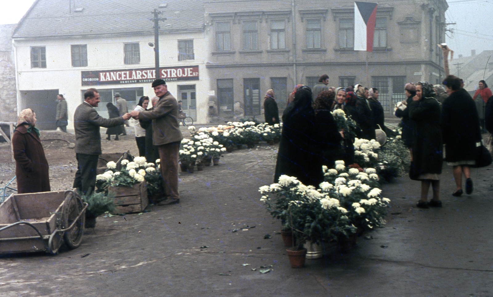 Slovakia, Lučenec, ulica Adyho - ulica Vajanského sarok, virágpiac., 1966, Zsanda Zsolt, Vajszada Károly, Czechoslovakia, colorful, flag, flower, florist, Fortepan #70060