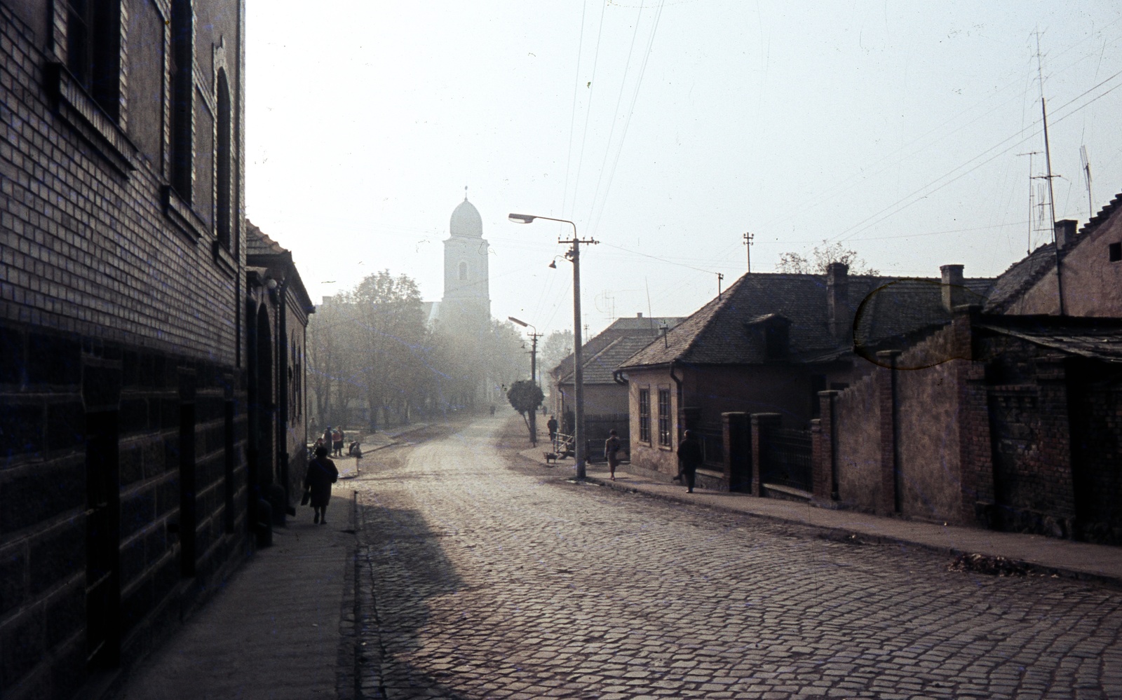 Slovakia, Lučenec, ulica Jána Amosa Komenského az ulica Doktora Herza kereszteződése felől az evangélikus templom felé nézve., 1966, Zsanda Zsolt, Vajszada Károly, Czechoslovakia, colorful, street view, Fortepan #70063