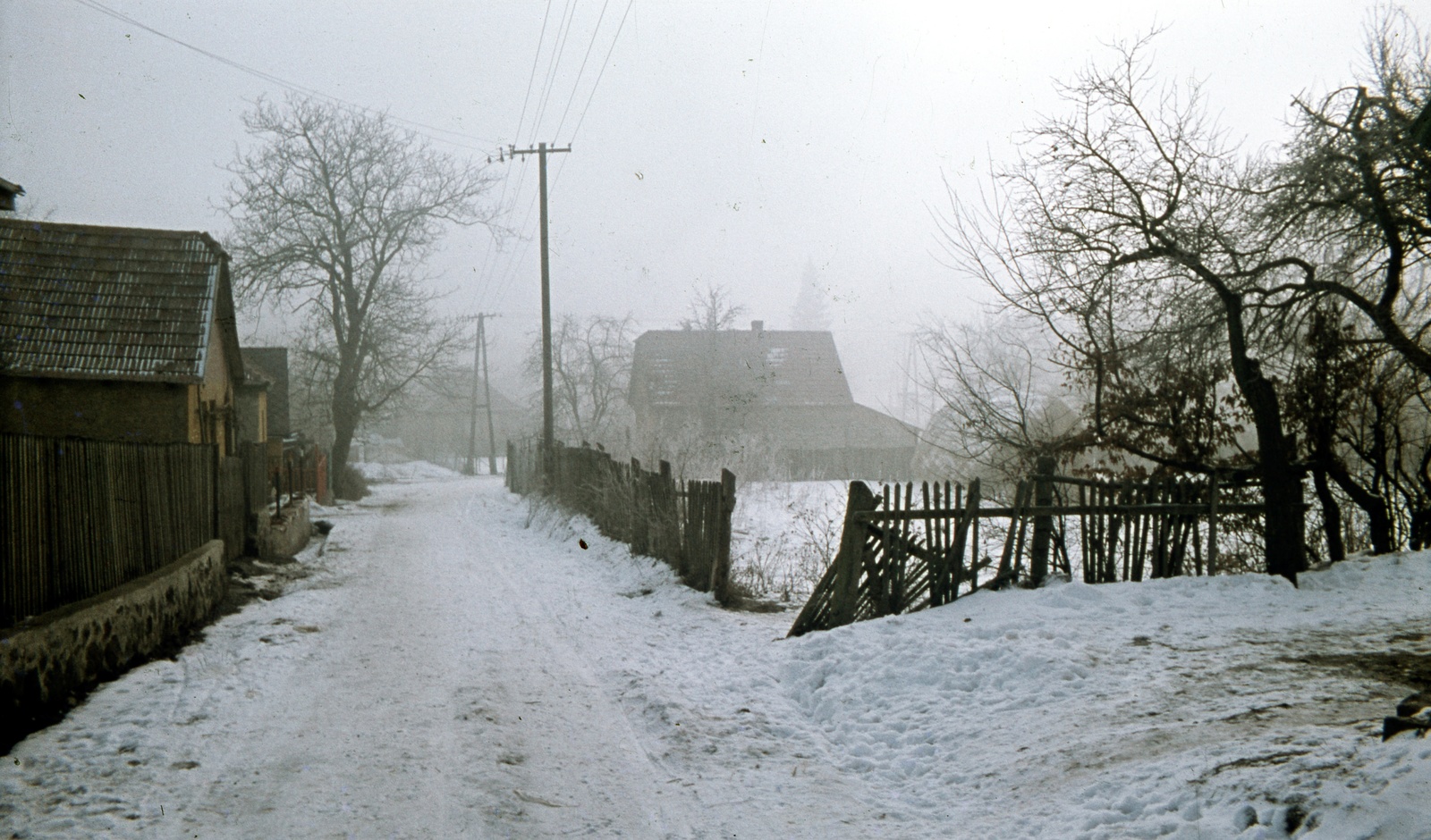 Magyarország, Pilisszentlászló, Petőfi utca., 1967, Zsanda Zsolt, Vajszada Károly, színes, Fortepan #70088