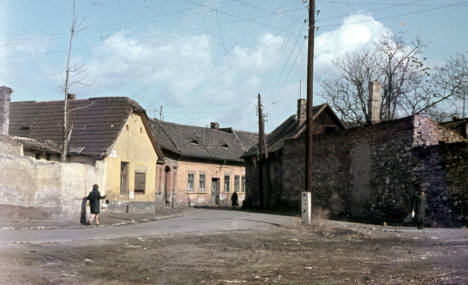 Magyarország, Óbuda, Föld utca, a Gyűrű utca felől a Flórián tér felé nézve., 1968, Zsanda Zsolt, Vajszada Károly, színes, utcakép, Budapest, Fortepan #70094