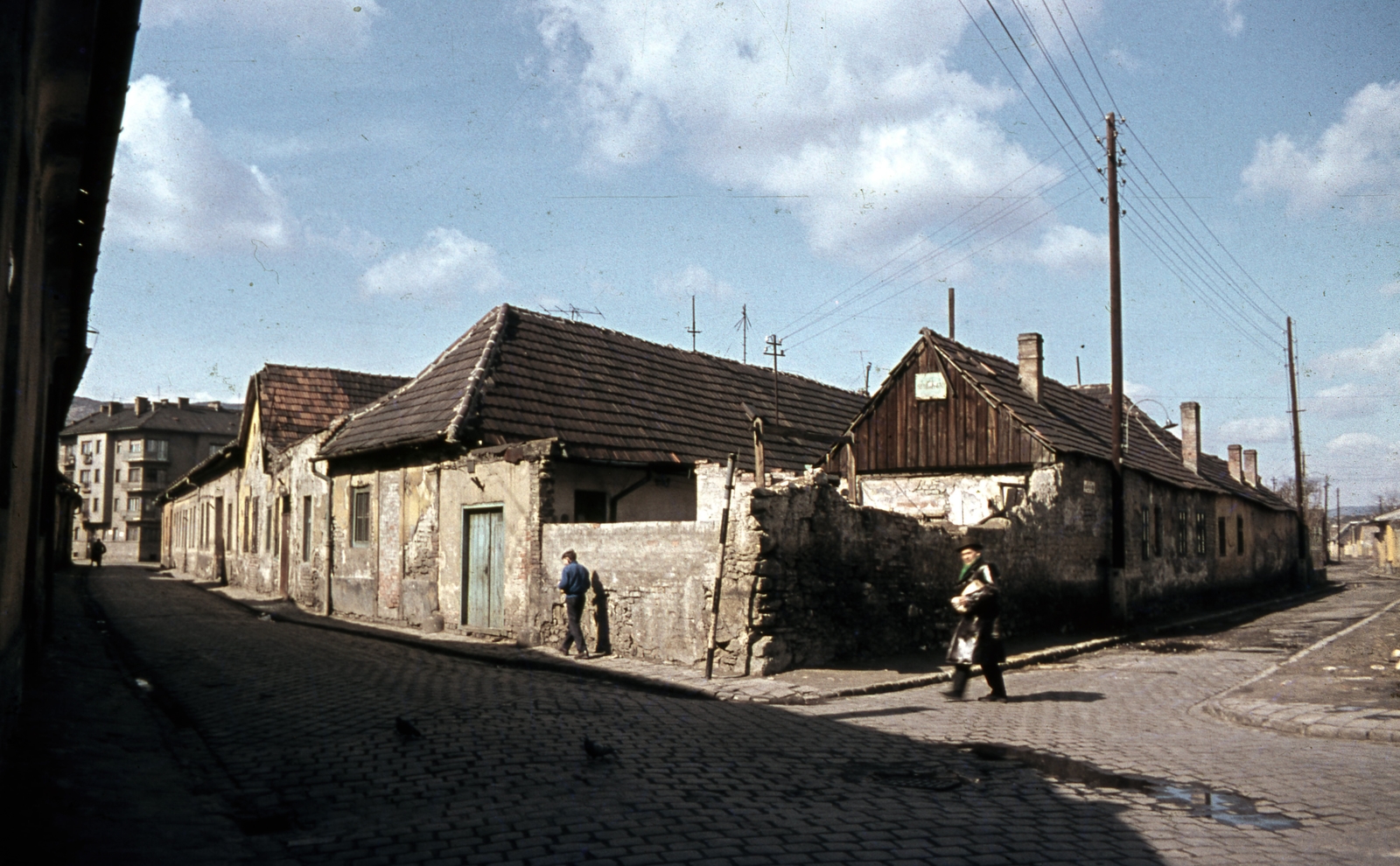 Hungary, Óbuda, Budapest III., Kiscelli utca - Szőlőkert utca sarok, balra a Kiscelli utcán át a Szőlő utca felé látni., 1968, Zsanda Zsolt, Vajszada Károly, colorful, street view, Budapest, Fortepan #70099
