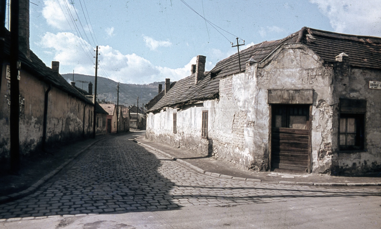 Magyarország, Óbuda, Budapest III., Szőlőkert utca a Föld utca torkolatánál., 1968, Zsanda Zsolt, Vajszada Károly, színes, utcakép, Budapest, villanyoszlop, Fortepan #70103