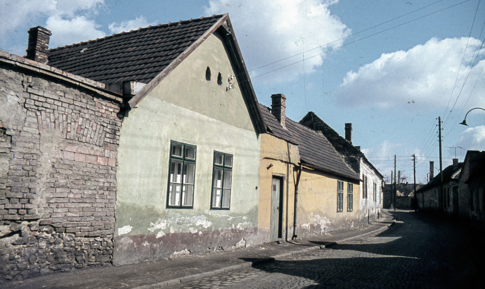 Magyarország, Óbuda, Budapest III., Föld utca a 23. számtól a Szőlőkert utca felé nézve., 1968, Zsanda Zsolt, Vajszada Károly, színes, utcakép, Budapest, villanypózna, Fortepan #70105