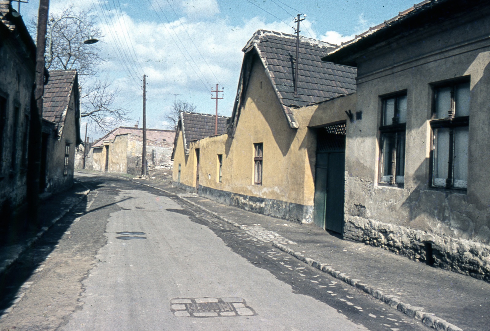 Magyarország, Óbuda, Budapest III., Szőlőkert utca a Föld utca felől a Solymári utca felé nézve., 1968, Zsanda Zsolt, Vajszada Károly, színes, utcakép, Budapest, villanypózna, Fortepan #70110